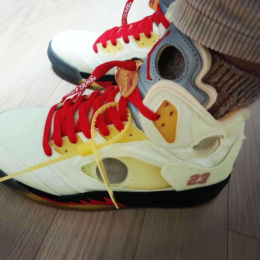 Jordan 5 x Off-White Retro SP Sail Fire Red 착용 스타일