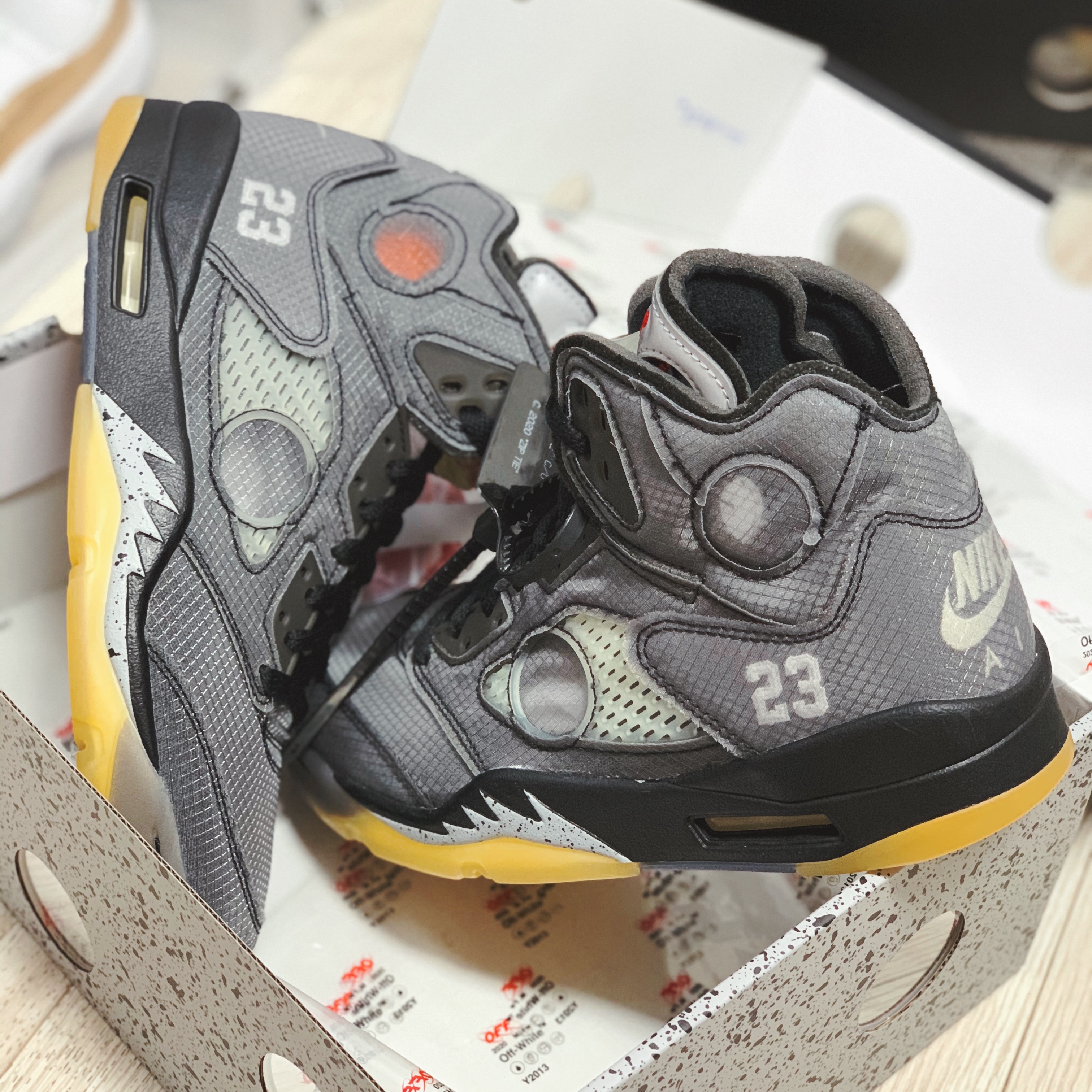 Jordan 5 x Off-White Retro SP Black Muslin 착용 스타일 - 1
