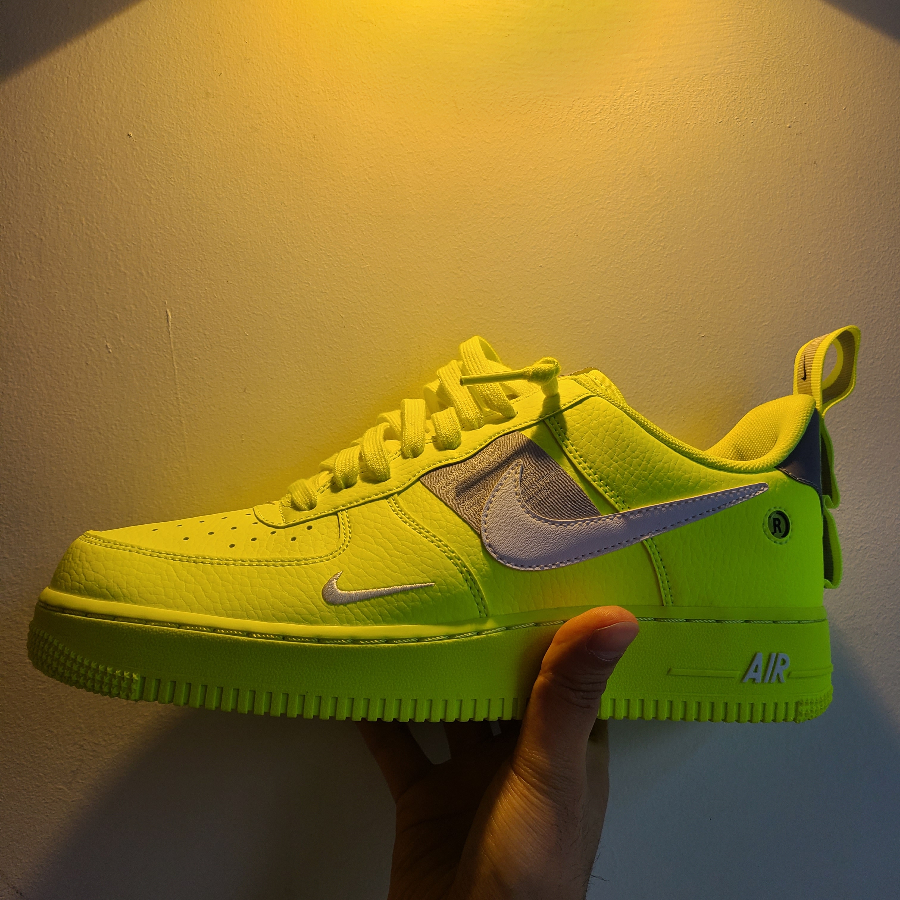 Nike Air Force 1 Utility Volt 2 착용 스타일
