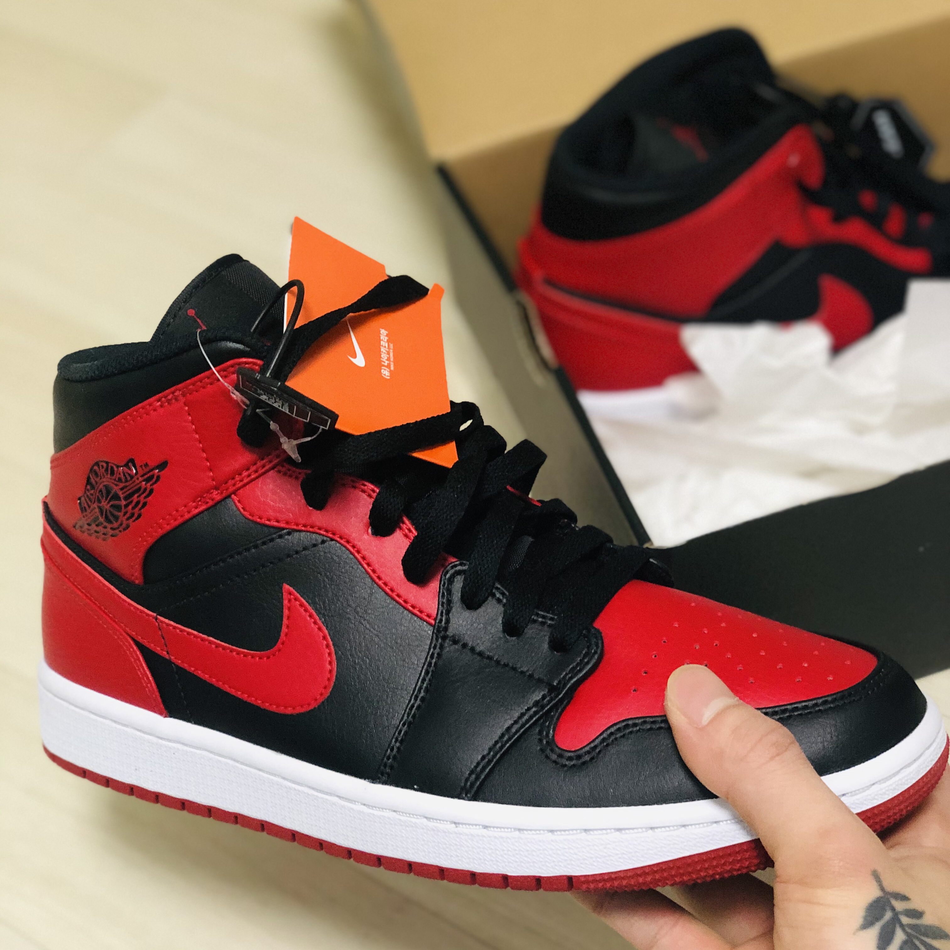 Jordan 1 Mid Bred Banned 2020 착용 스타일 - 1