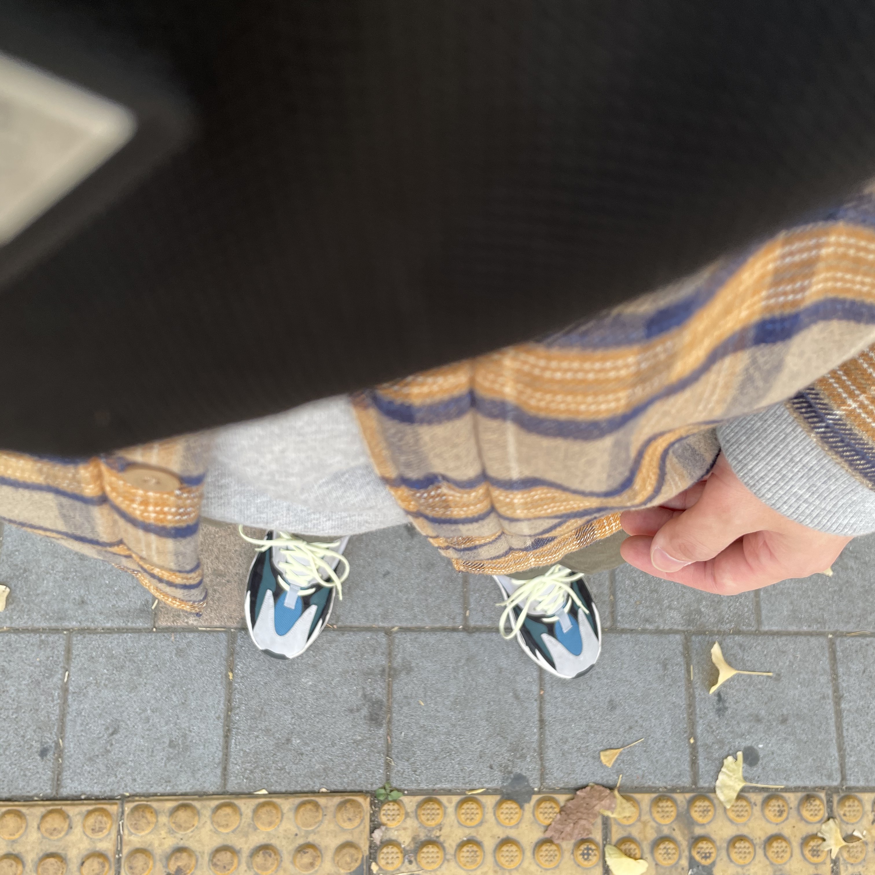 Adidas Yeezy Boost 700 Wave Runner Solid Grey 2017/2019, Jordan 1 Retro High OG Shadow 2018 착용 스타일 - 4