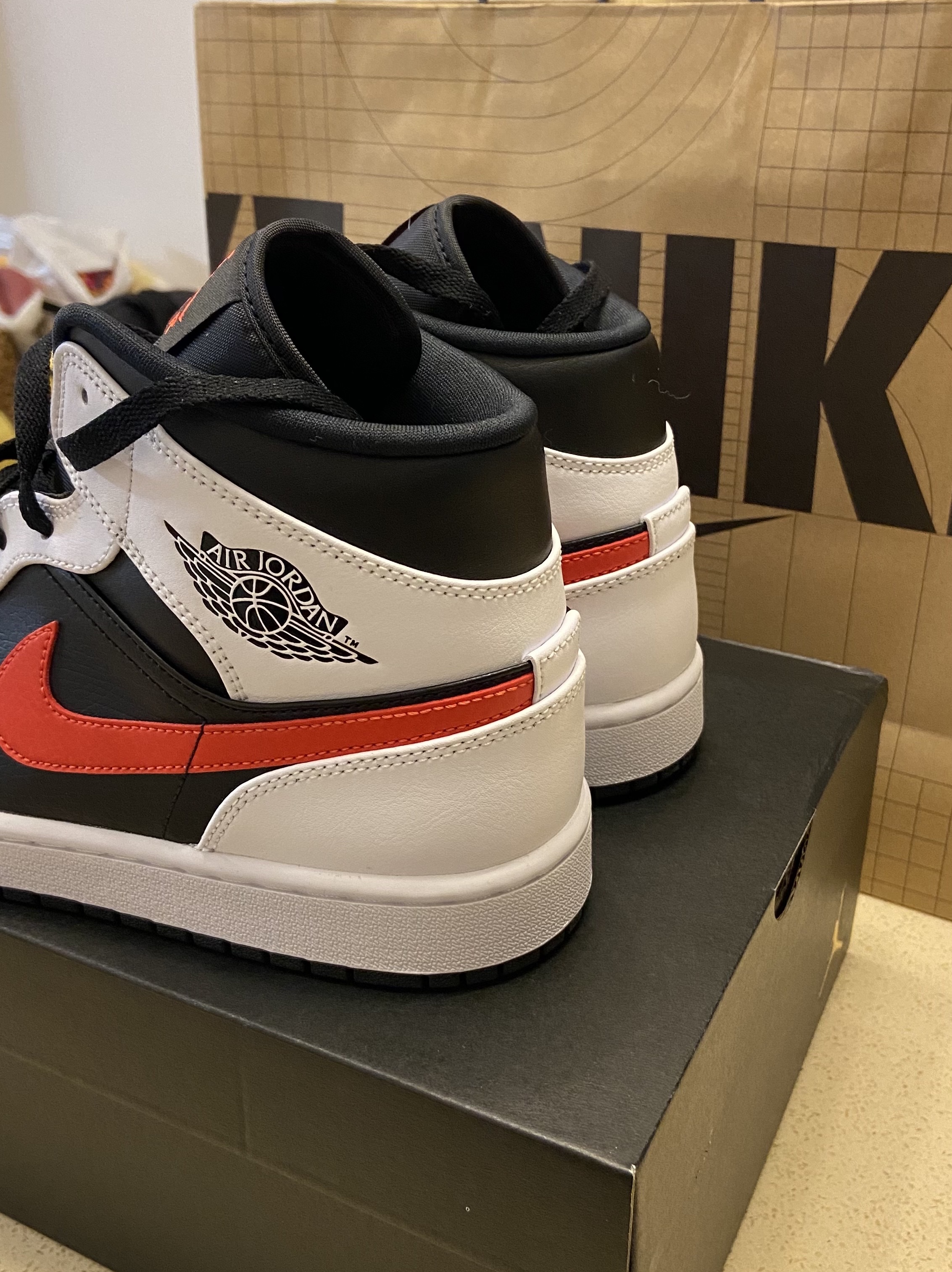 Jordan 1 Mid Black Chile Red 착용 스타일 - 3