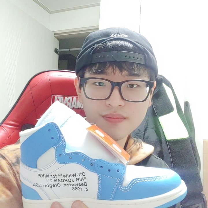 Jordan 1 x Off-White Retro High University Blue 착용 스타일