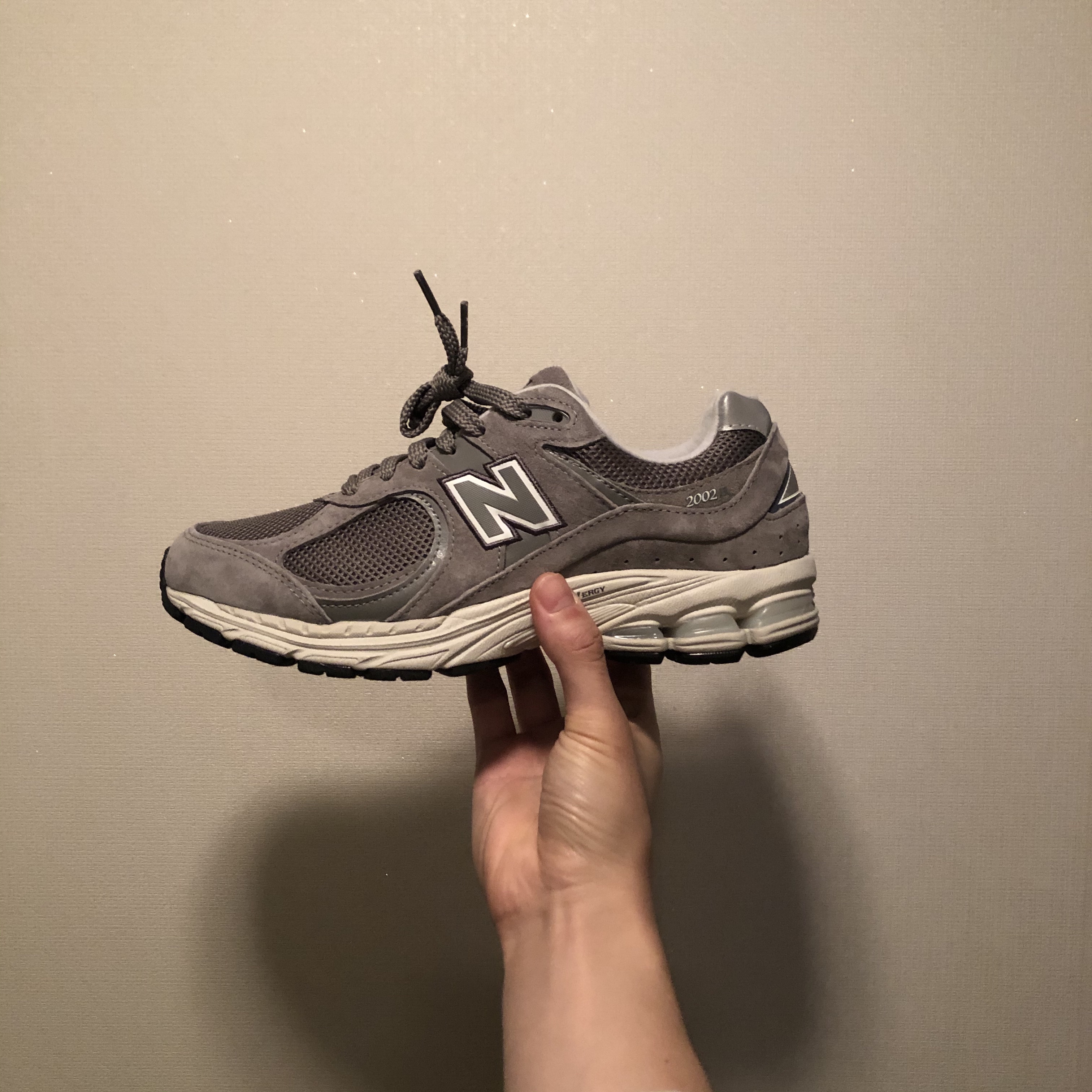 New Balance 2002R Grey 착용 스타일