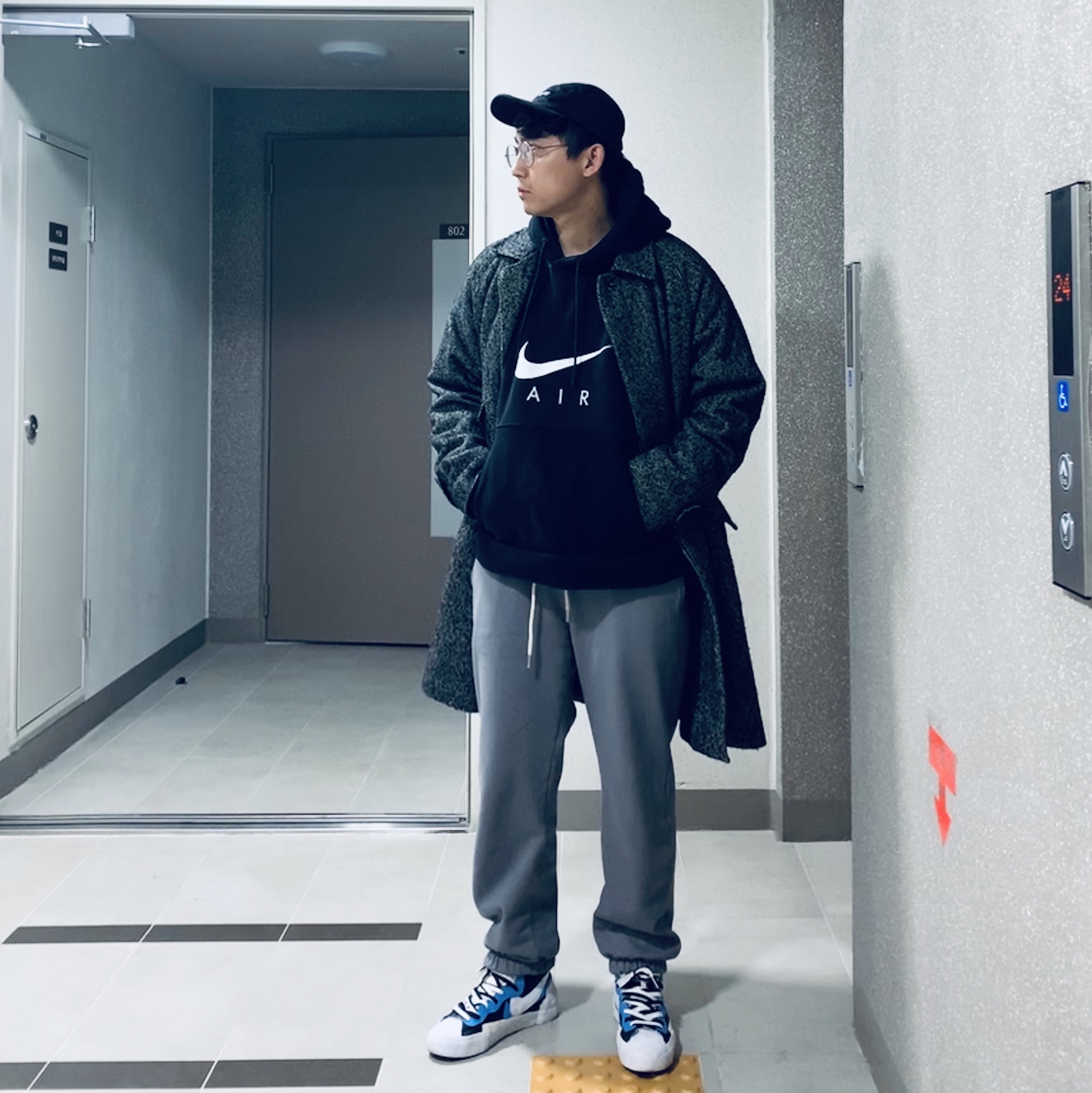 Nike x Sacai Blazer Mid White Black Legend Blue 착용 스타일