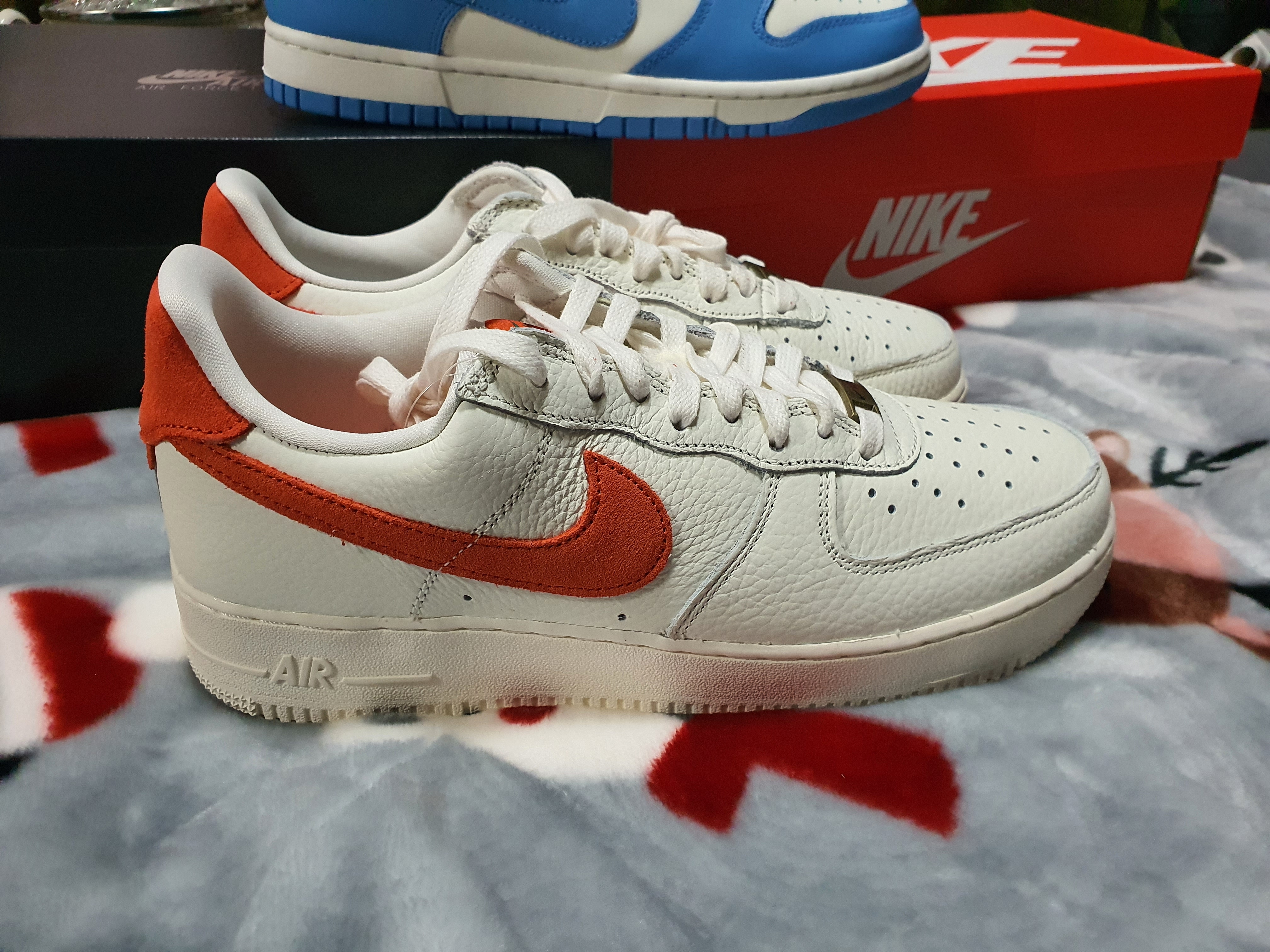 (W) Nike Dunk Low Coast, Nike Air Force 1 '07 Craft Mantra Orange 착용 스타일 - 3