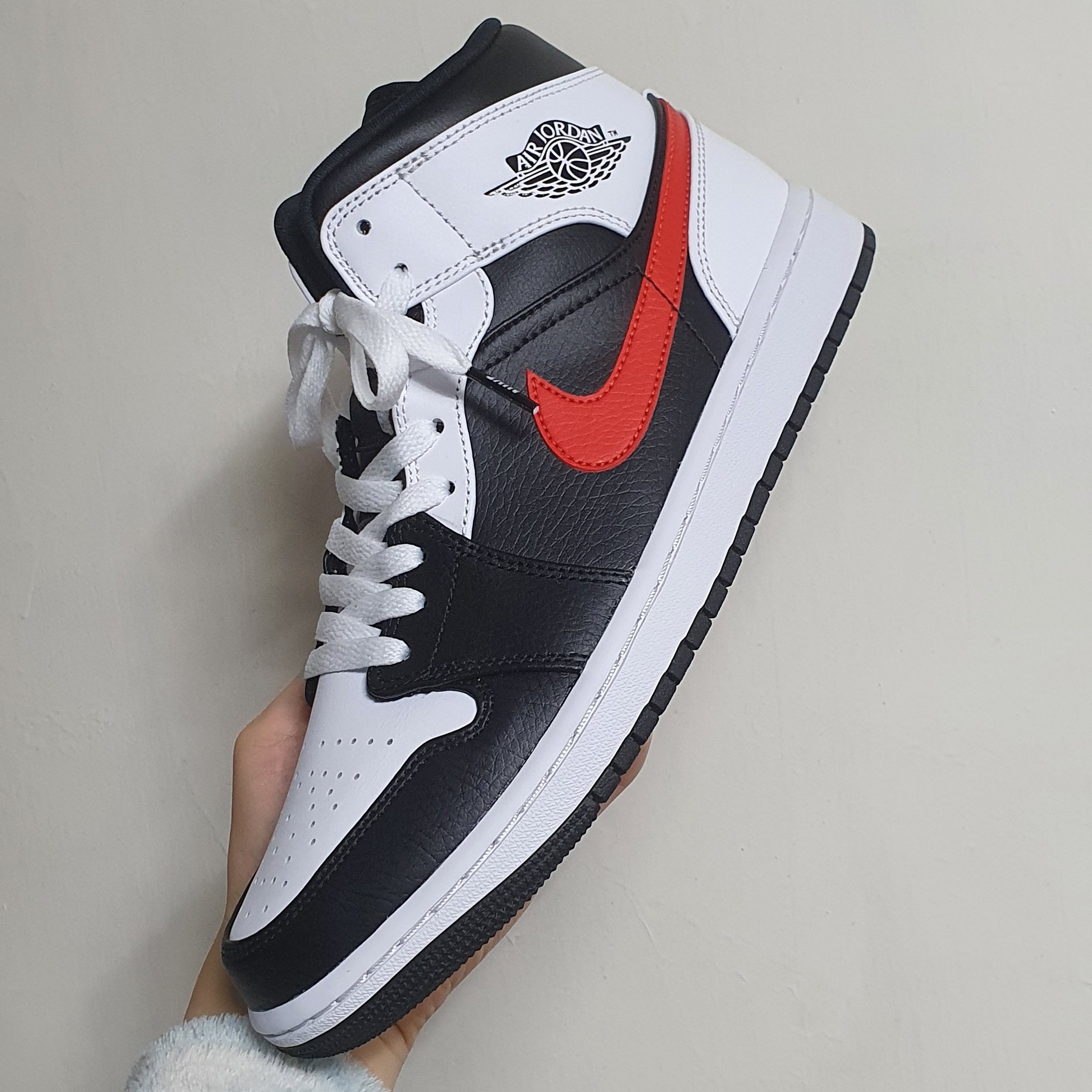 Jordan 1 Mid Black Chile Red 착용 스타일 - 2
