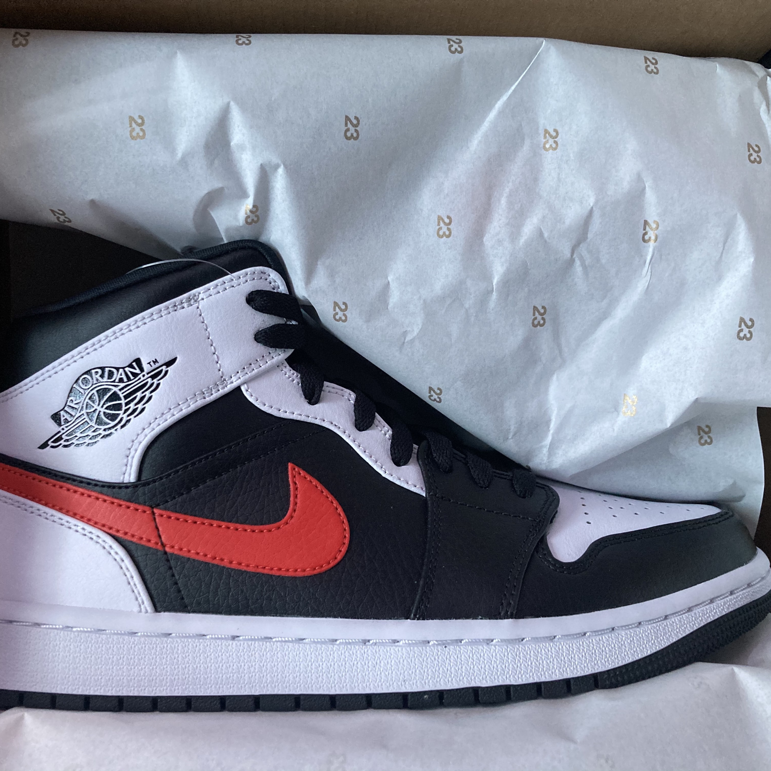 Jordan 1 Mid Black Chile Red 착용 스타일