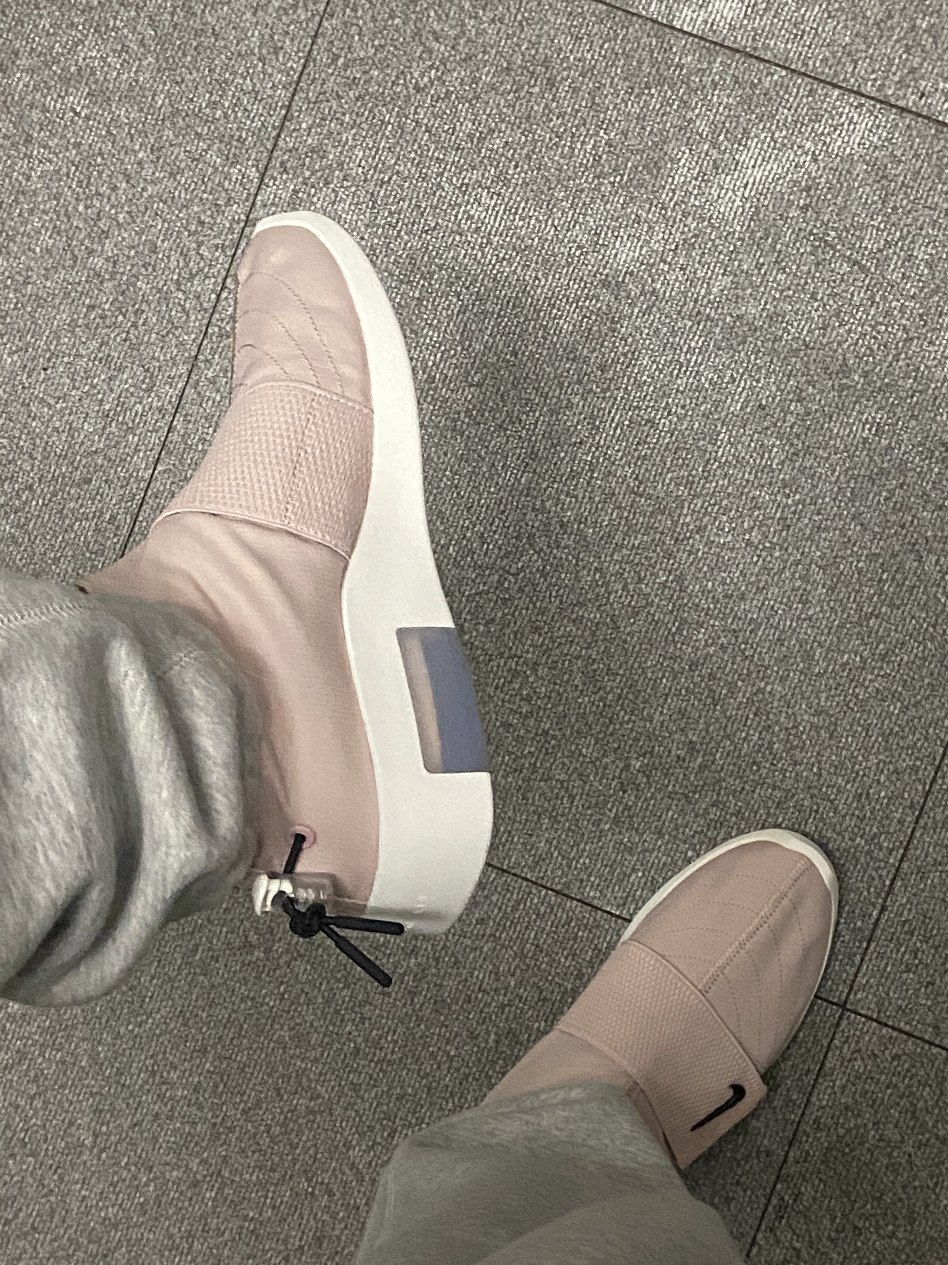 Nike x Fear of God Air Fear of God Moccasin Particle Beige 착용 스타일 - 3