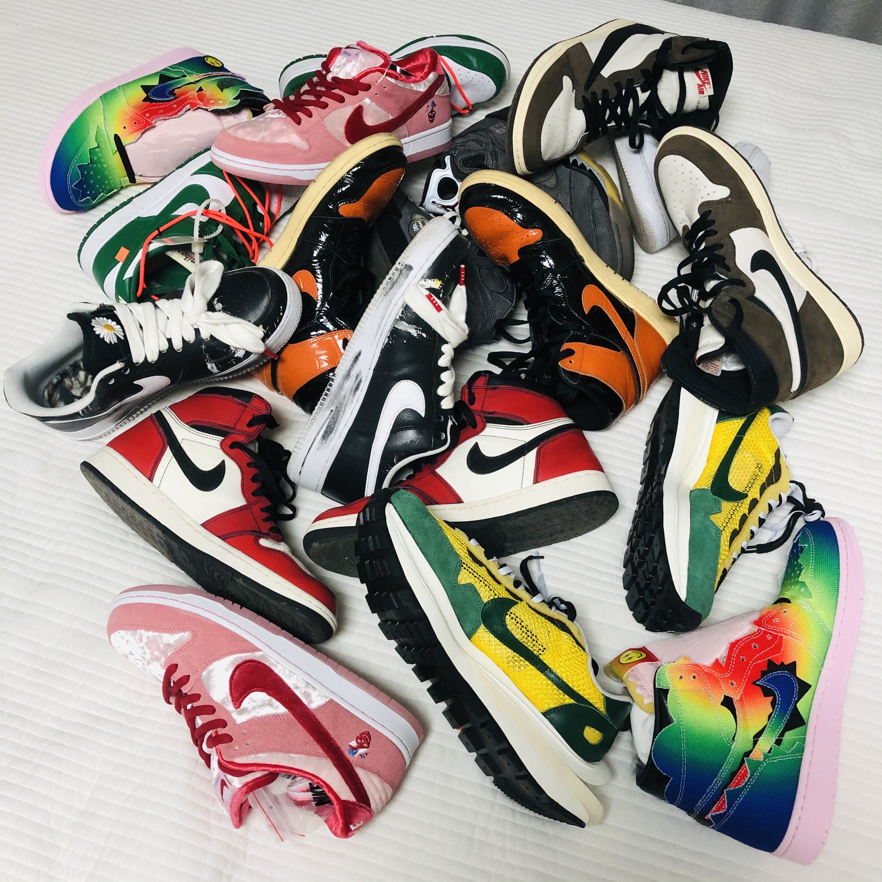 Jordan 1 x Travis Scott Retro High OG SP Mocha, Nike x Off-White Dunk Low Pine Green 착용 스타일