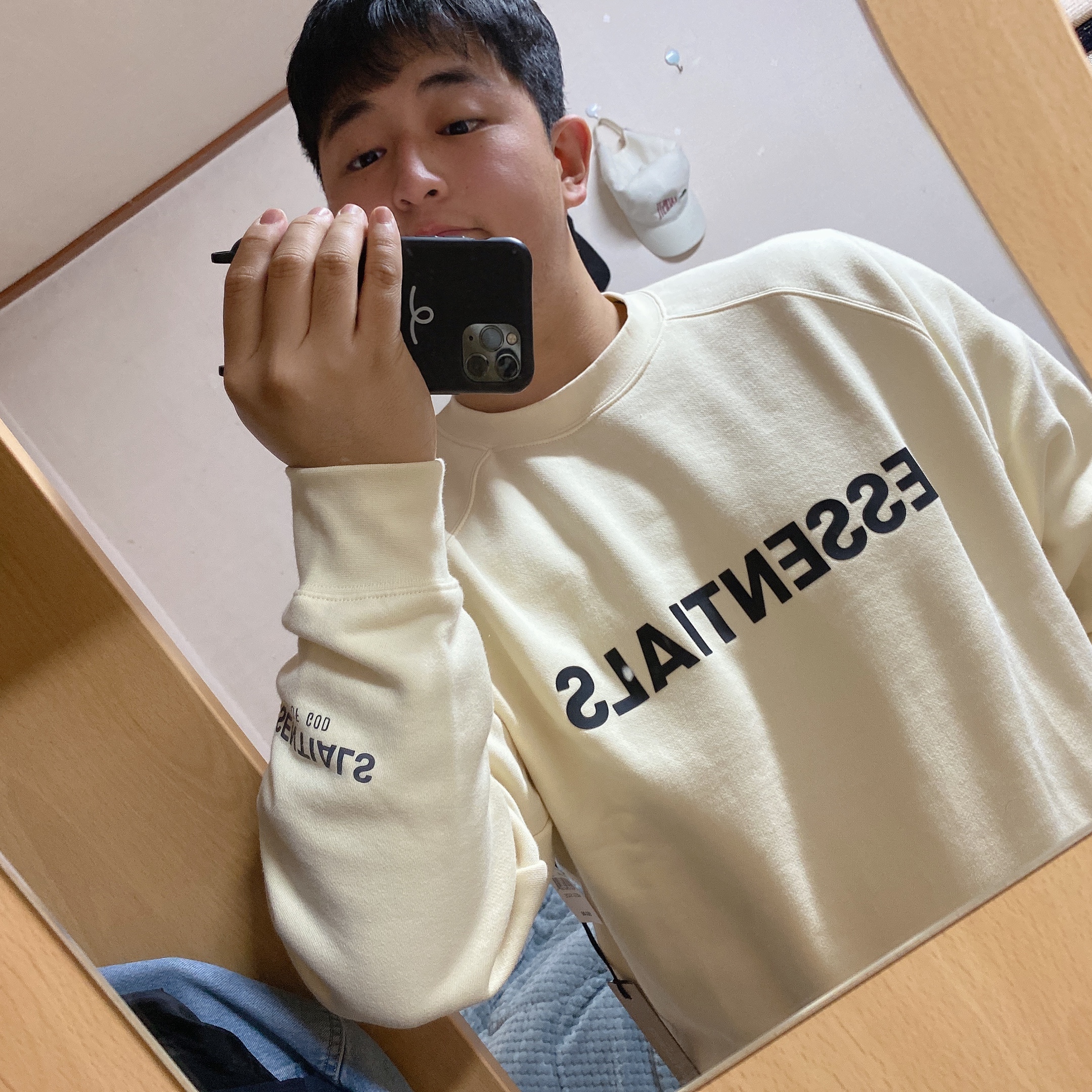 Essentials 3D Silicon Applique Crewneck Buttercream 2020 착용 스타일