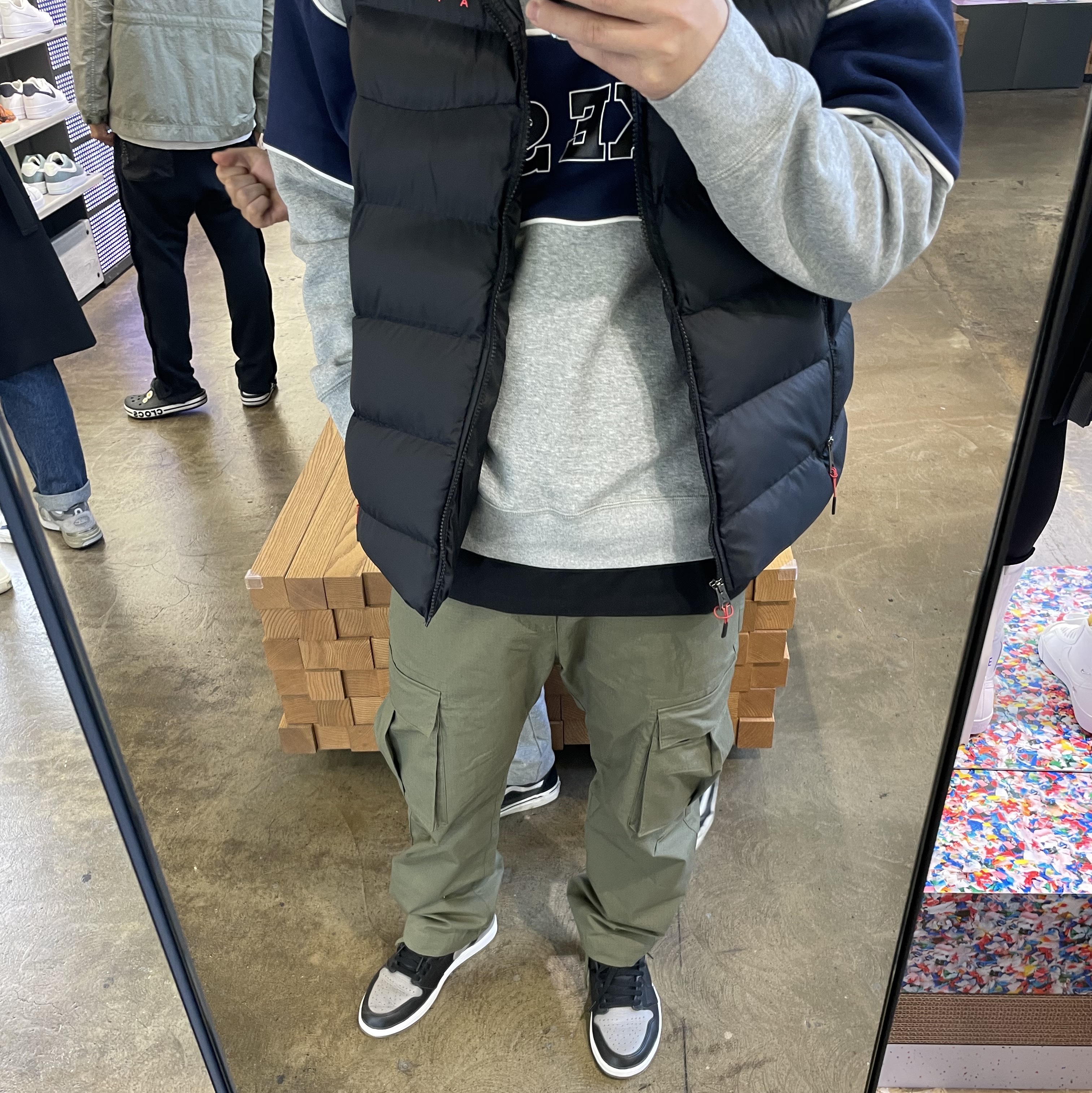 Adidas Yeezy Boost 700 Wave Runner Solid Grey 2017/2019, Jordan 1 Retro High OG Shadow 2018 착용 스타일 - 2