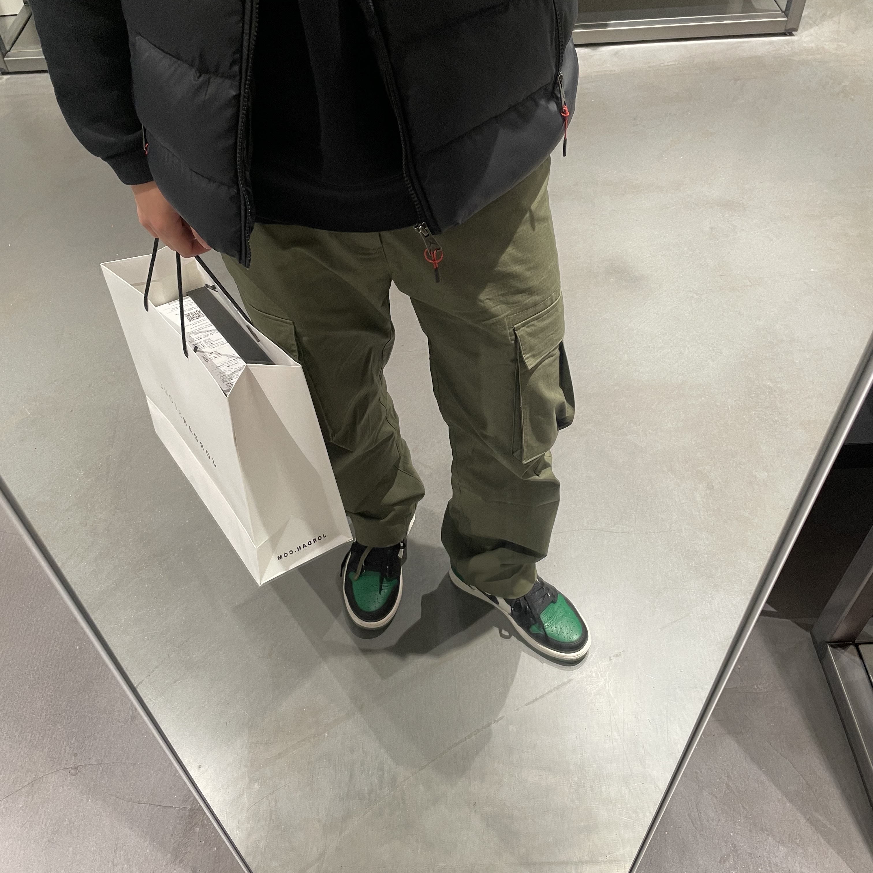 Adidas Yeezy Boost 700 Wave Runner Solid Grey 2017/2019, Jordan 1 Retro High OG Shadow 2018 착용 스타일 - 3