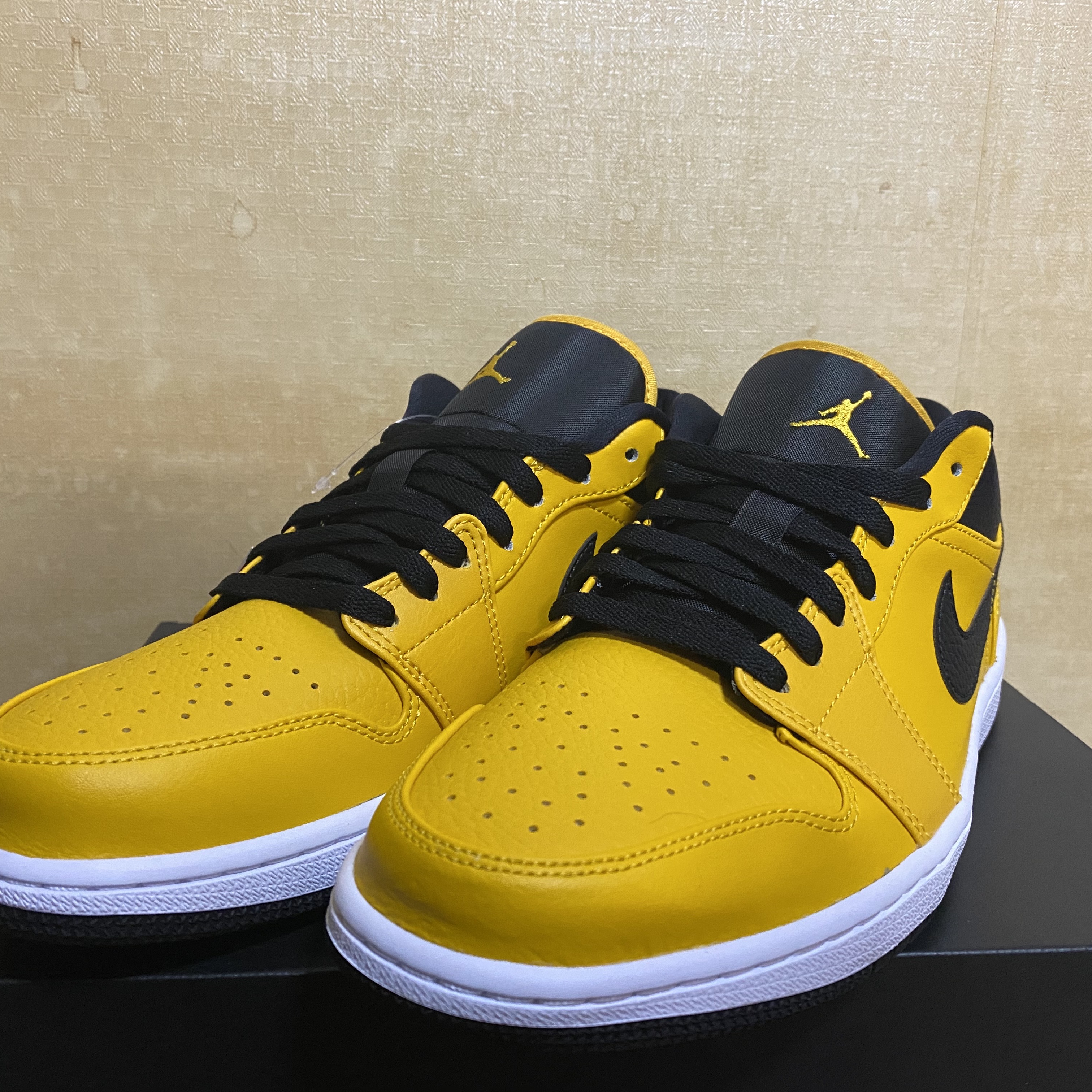 Jordan 1 Low University Gold Black 착용 스타일 - 1