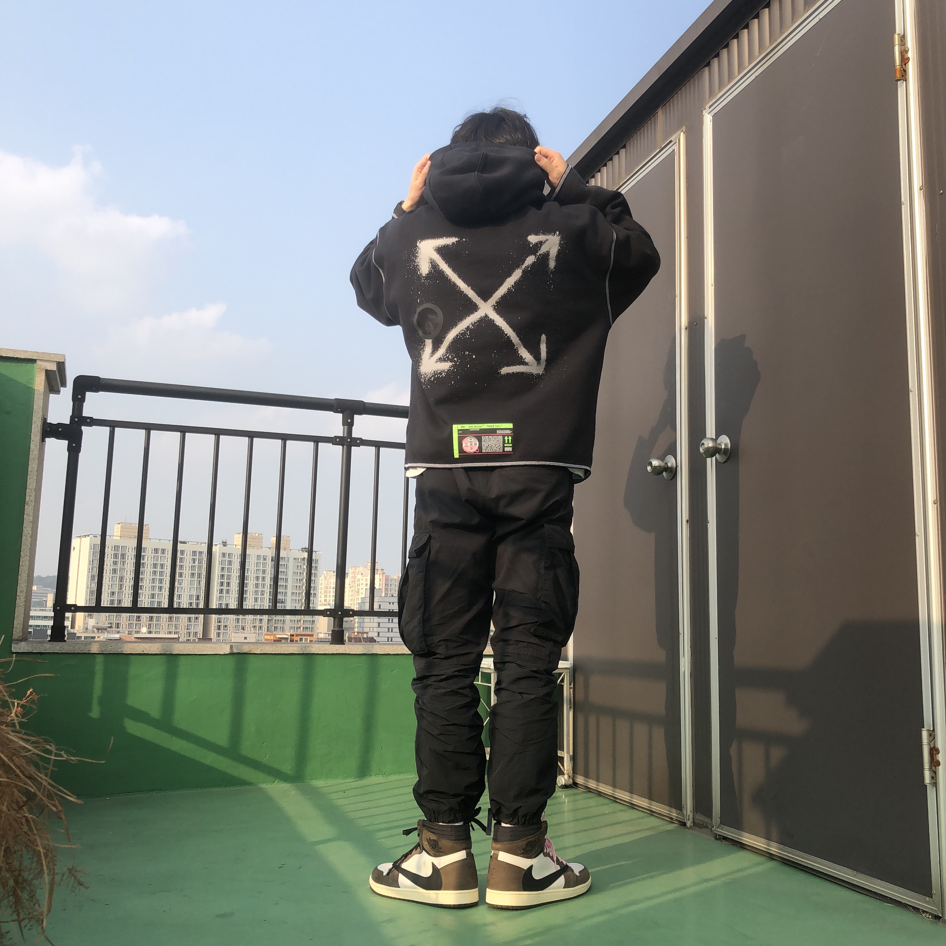 Jordan 1 x Travis Scott Retro High OG SP Mocha, Nike x Off-White NRG RU Hoodie 착용 스타일