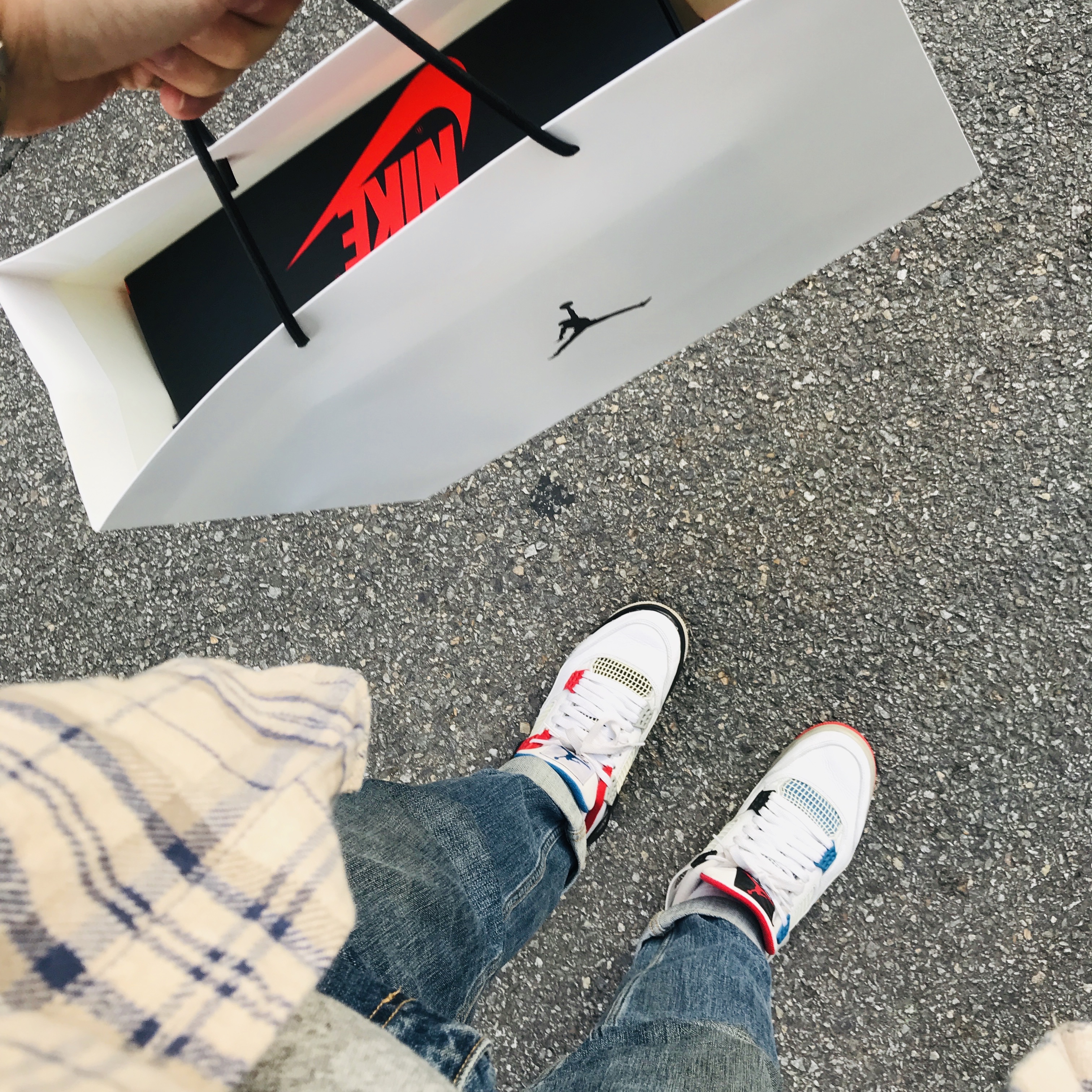 Jordan 4 Retro What The 4, Jordan 1 Retro High OG Black Mocha 착용 스타일