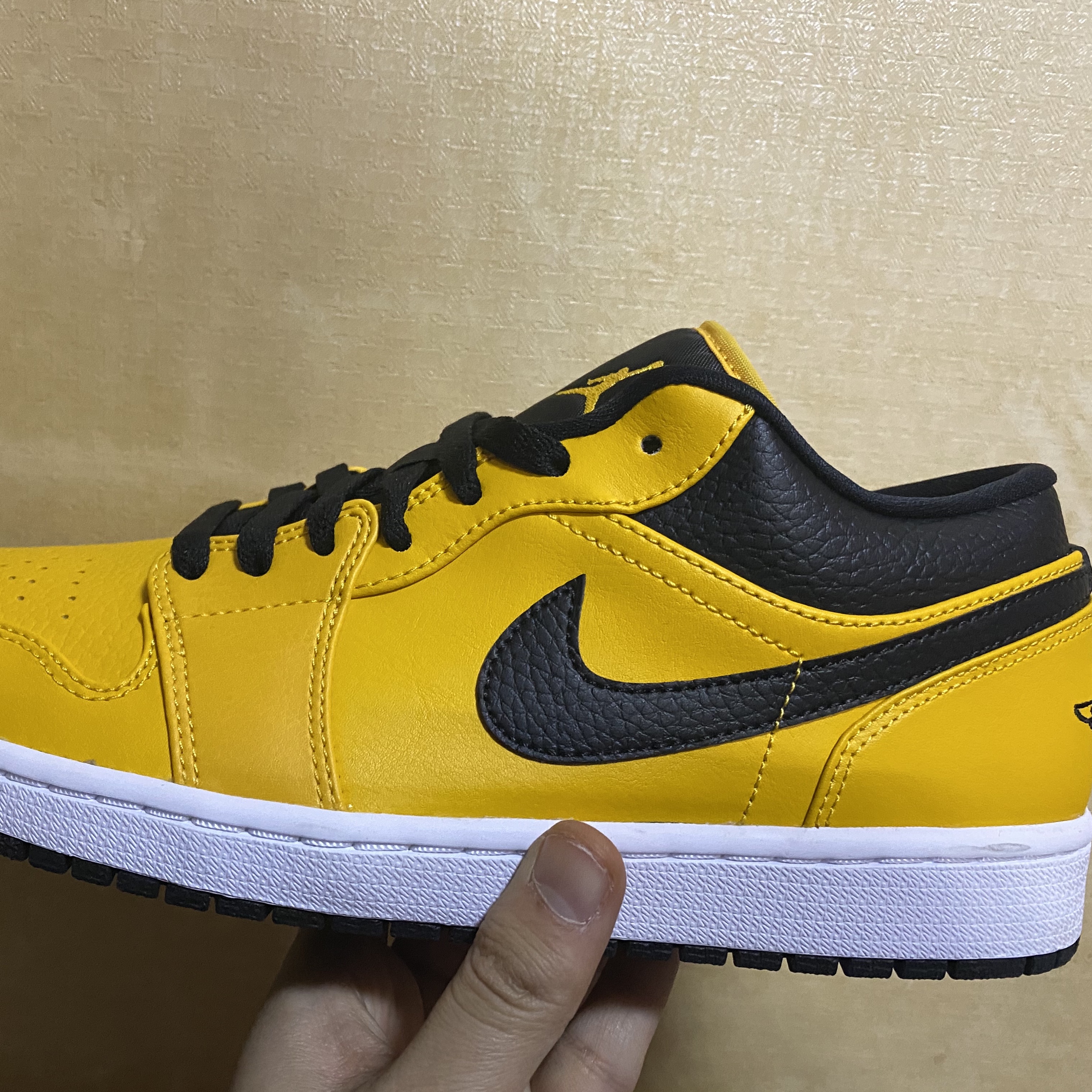 Jordan 1 Low University Gold Black 착용 스타일 - 3
