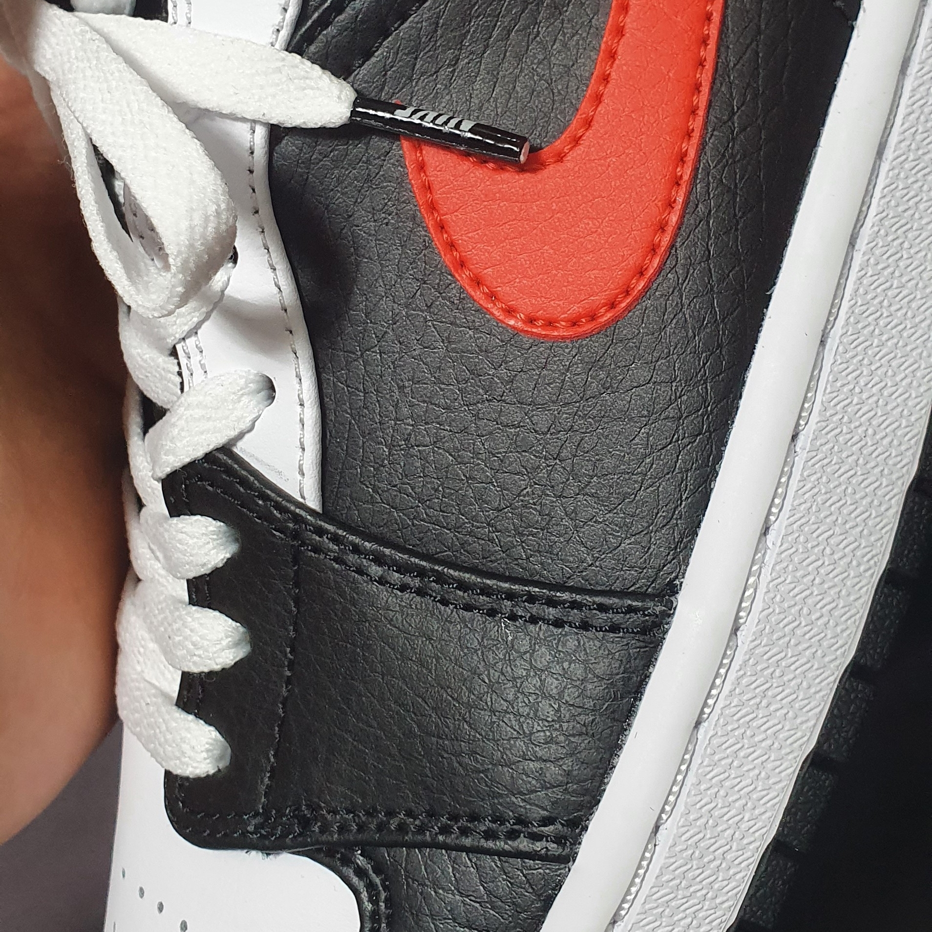 Jordan 1 Mid Black Chile Red 착용 스타일 - 4