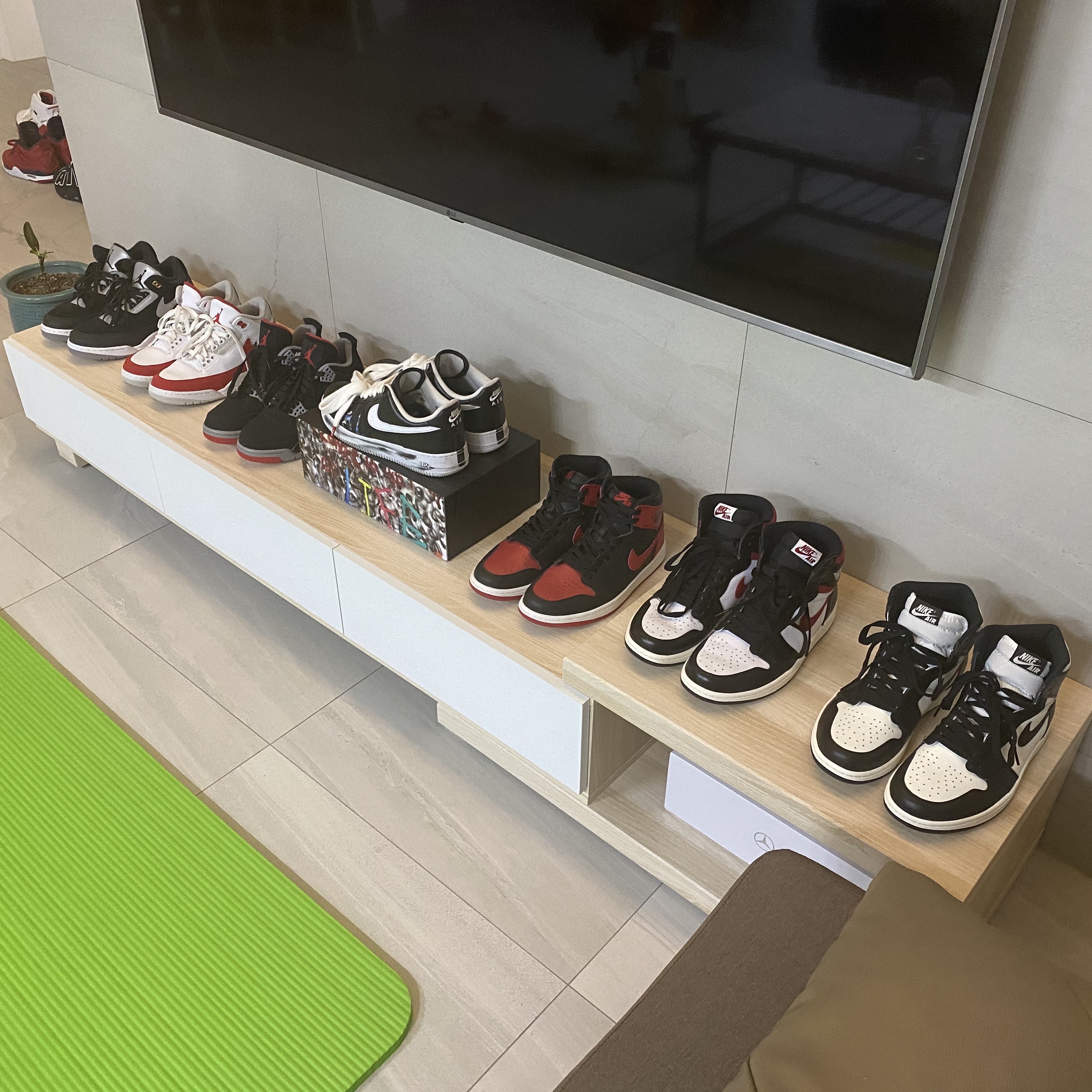 Jordan 1 Retro High OG Black Mocha, Jordan 1 Retro High OG Gym Red 착용 스타일 - 1
