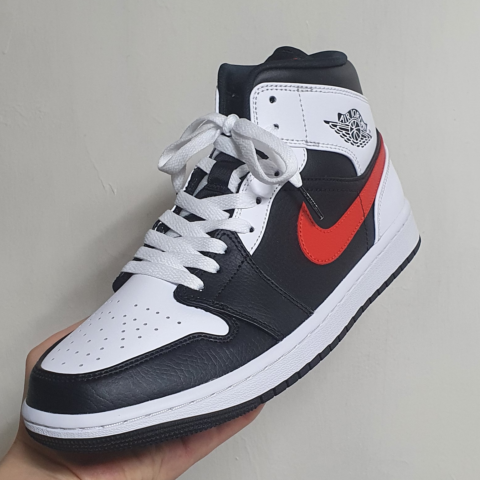 Jordan 1 Mid Black Chile Red 착용 스타일 - 1
