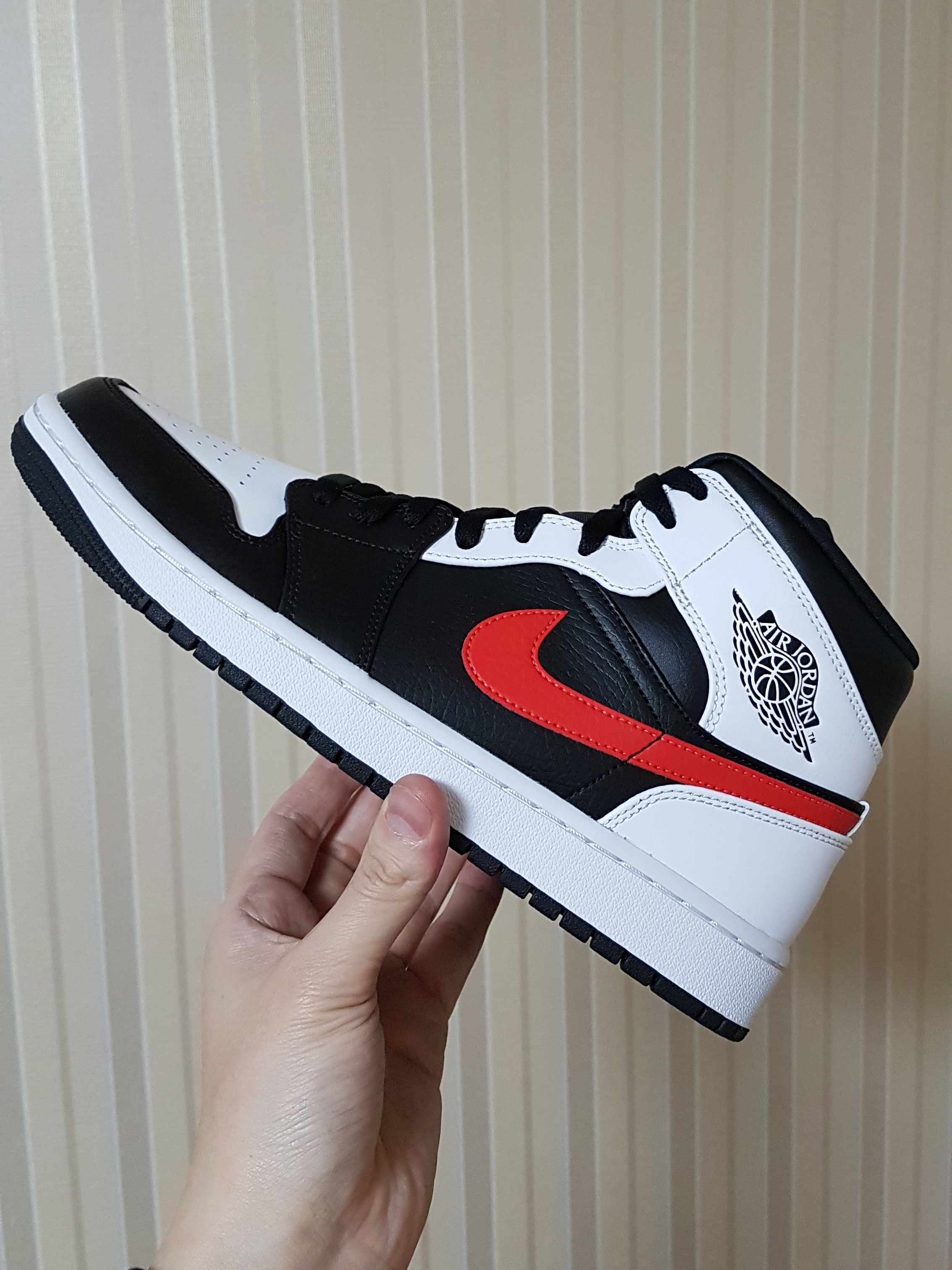 Jordan 1 Mid Black Chile Red 착용 스타일 - 3