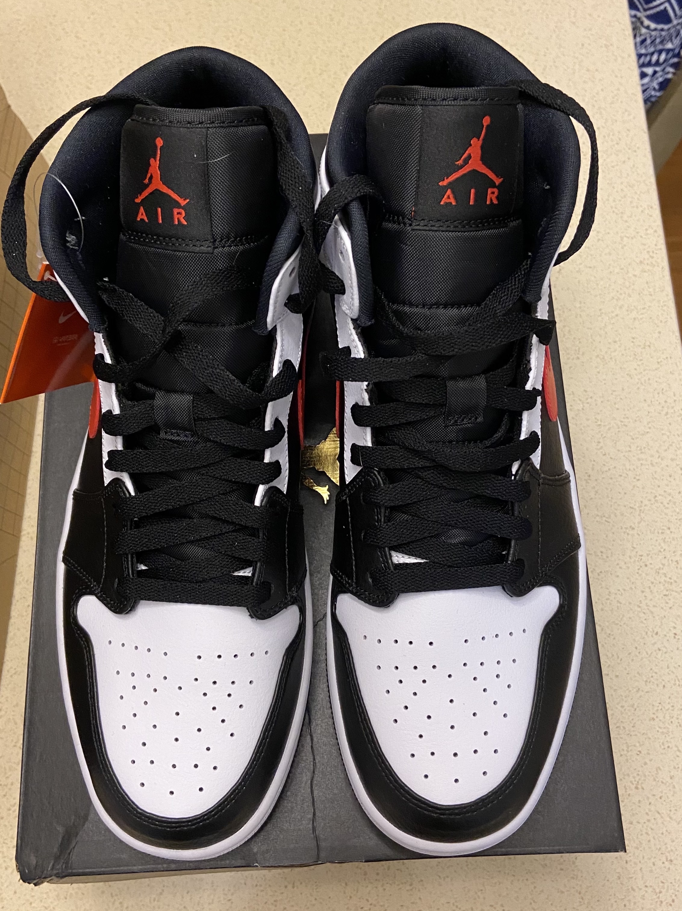 Jordan 1 Mid Black Chile Red 착용 스타일 - 2