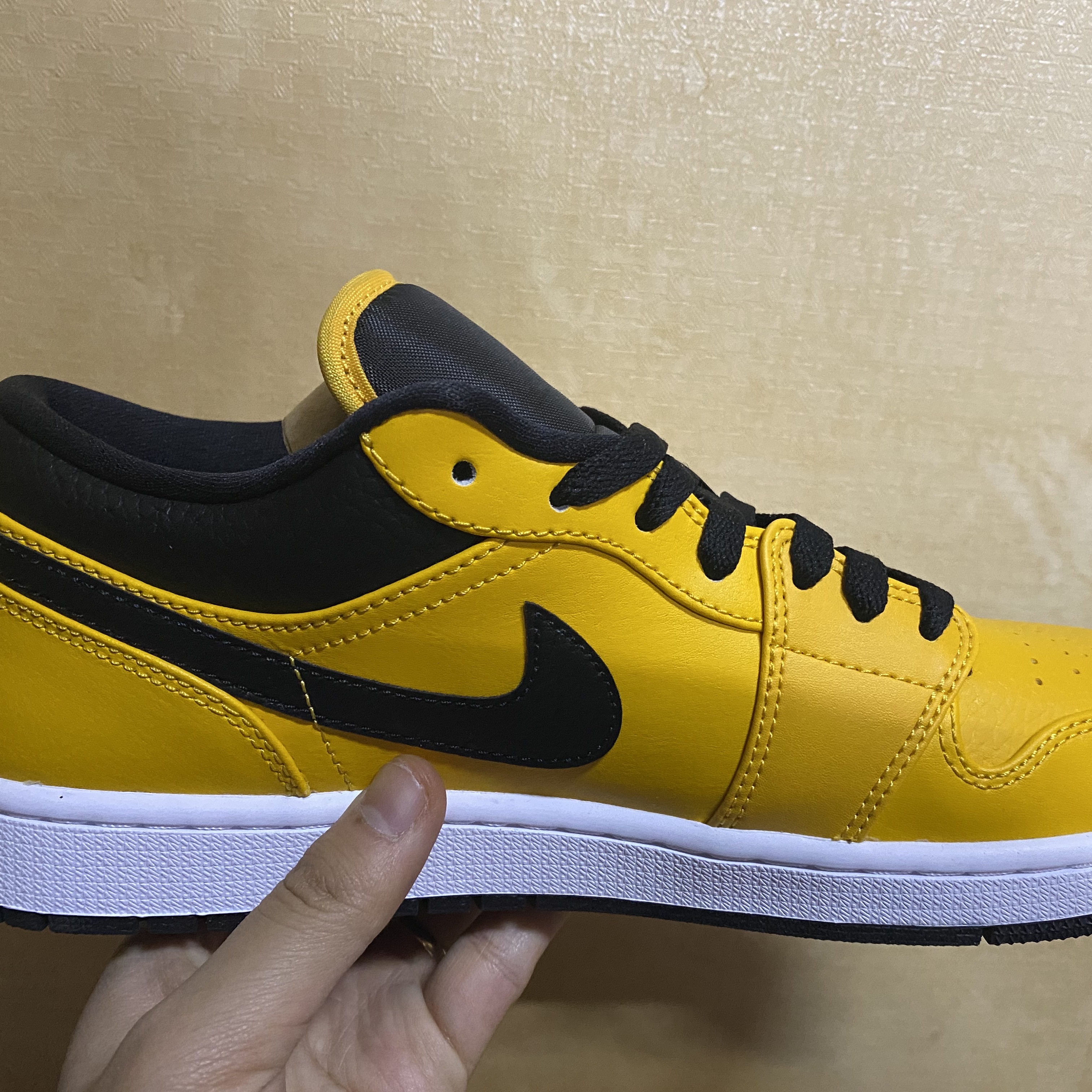 Jordan 1 Low University Gold Black 착용 스타일 - 2