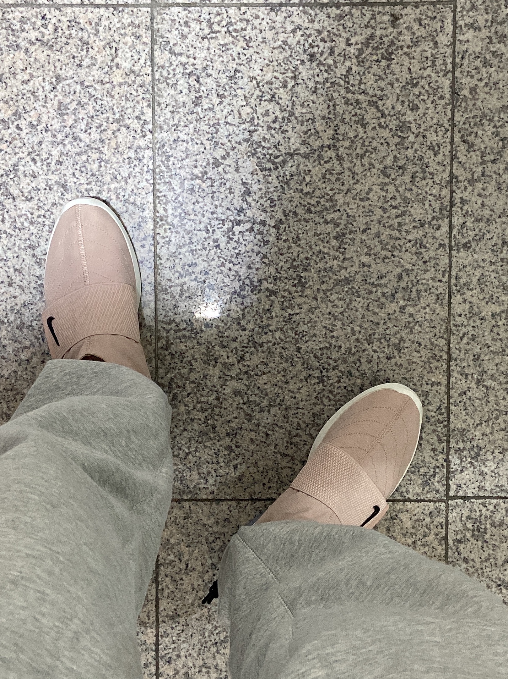 Nike x Fear of God Air Fear of God Moccasin Particle Beige 착용 스타일 - 2