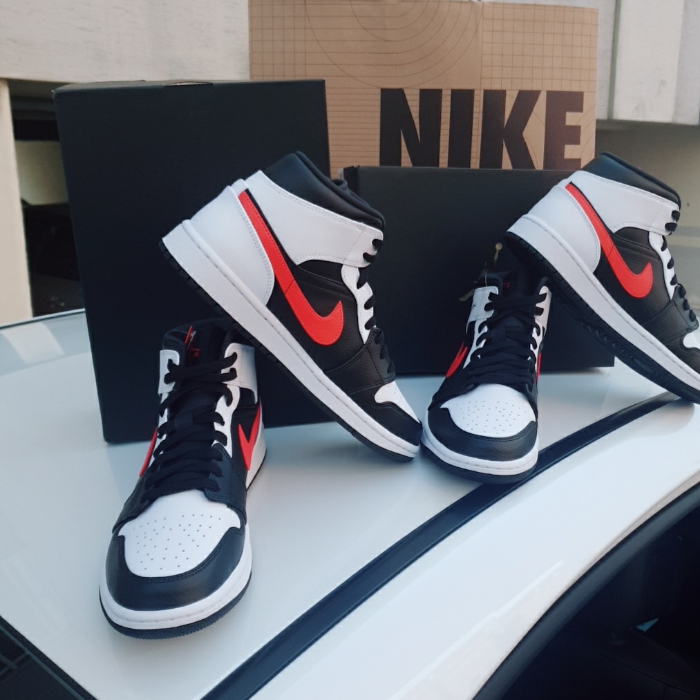 Jordan 1 Mid Black Chile Red 착용 스타일