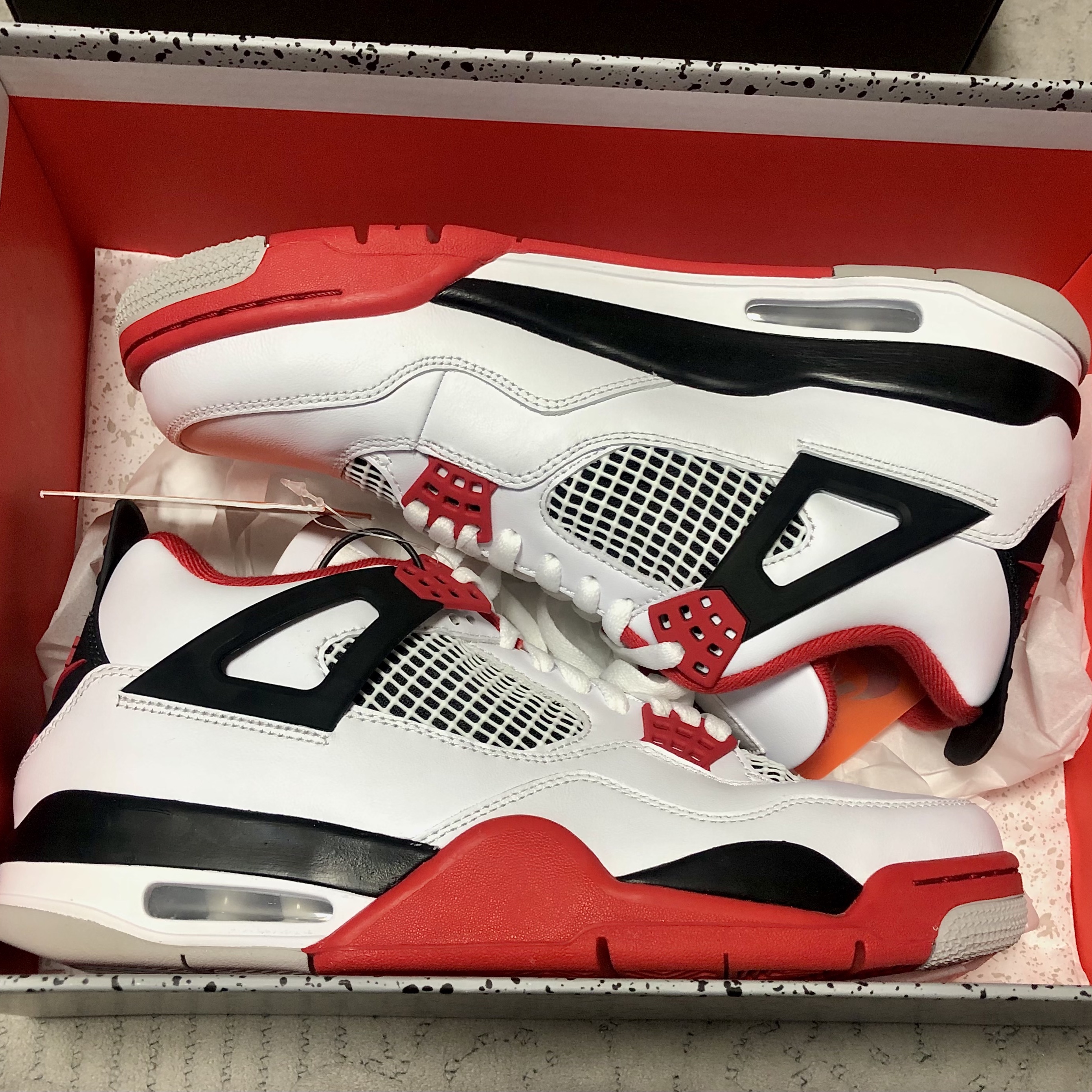 Jordan 4 Retro OG Fire Red 2020 착용 스타일 - 1