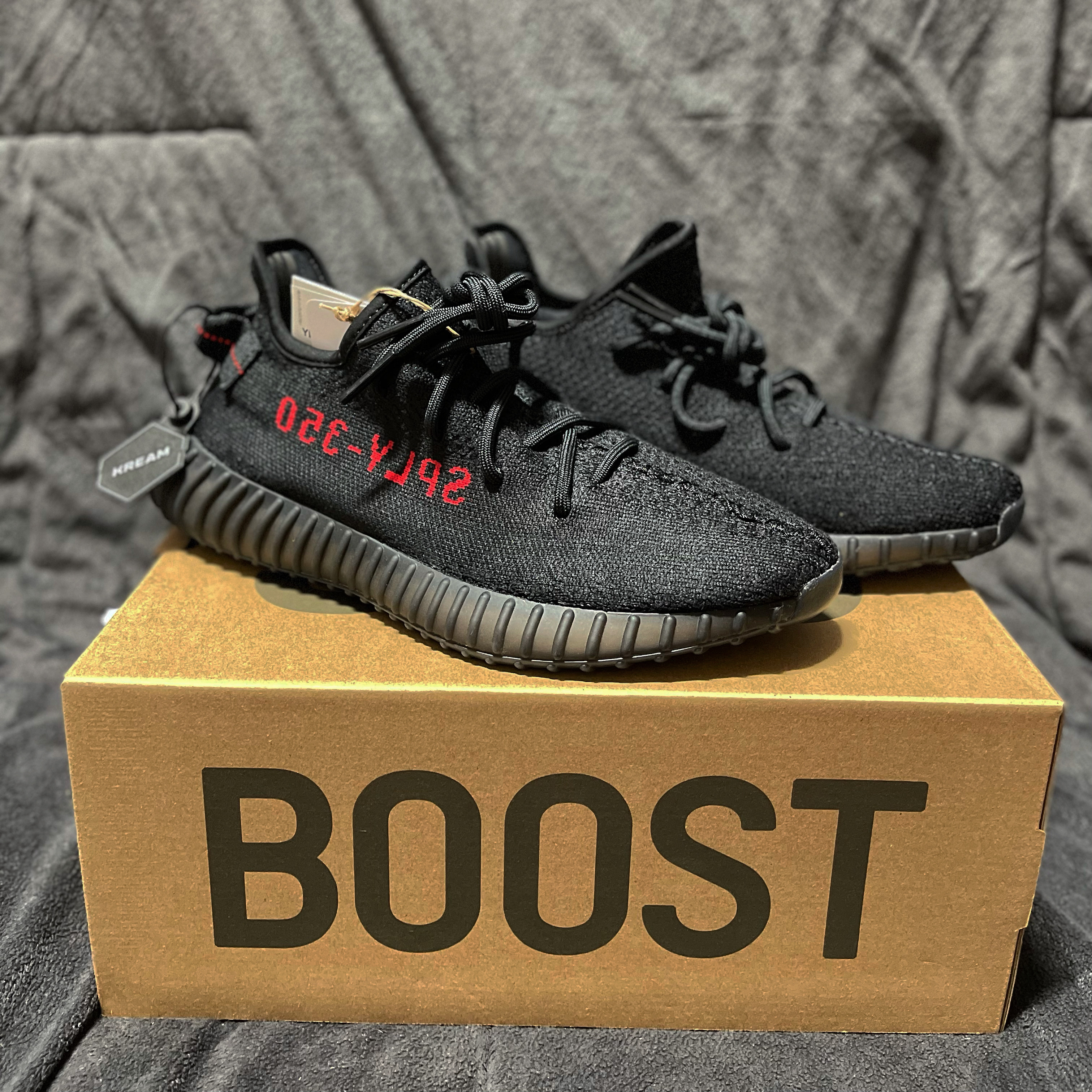 Adidas Yeezy Boost 350 V2 Black Red 2020 착용 스타일
