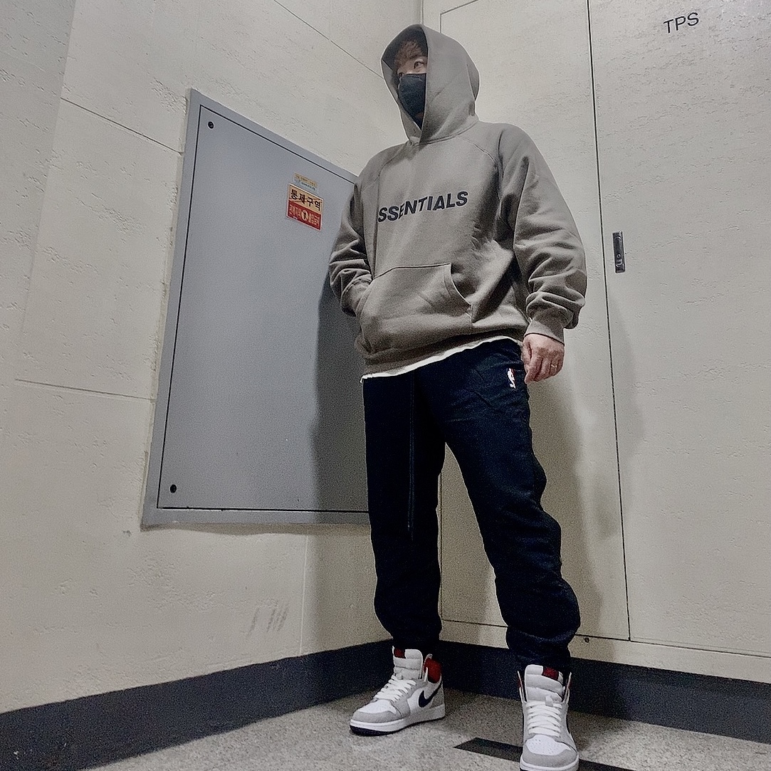 Jordan 1 Retro High OG Light Smoke Grey, Nike x Fear of God Warm Up Pants Off Noir 착용 스타일