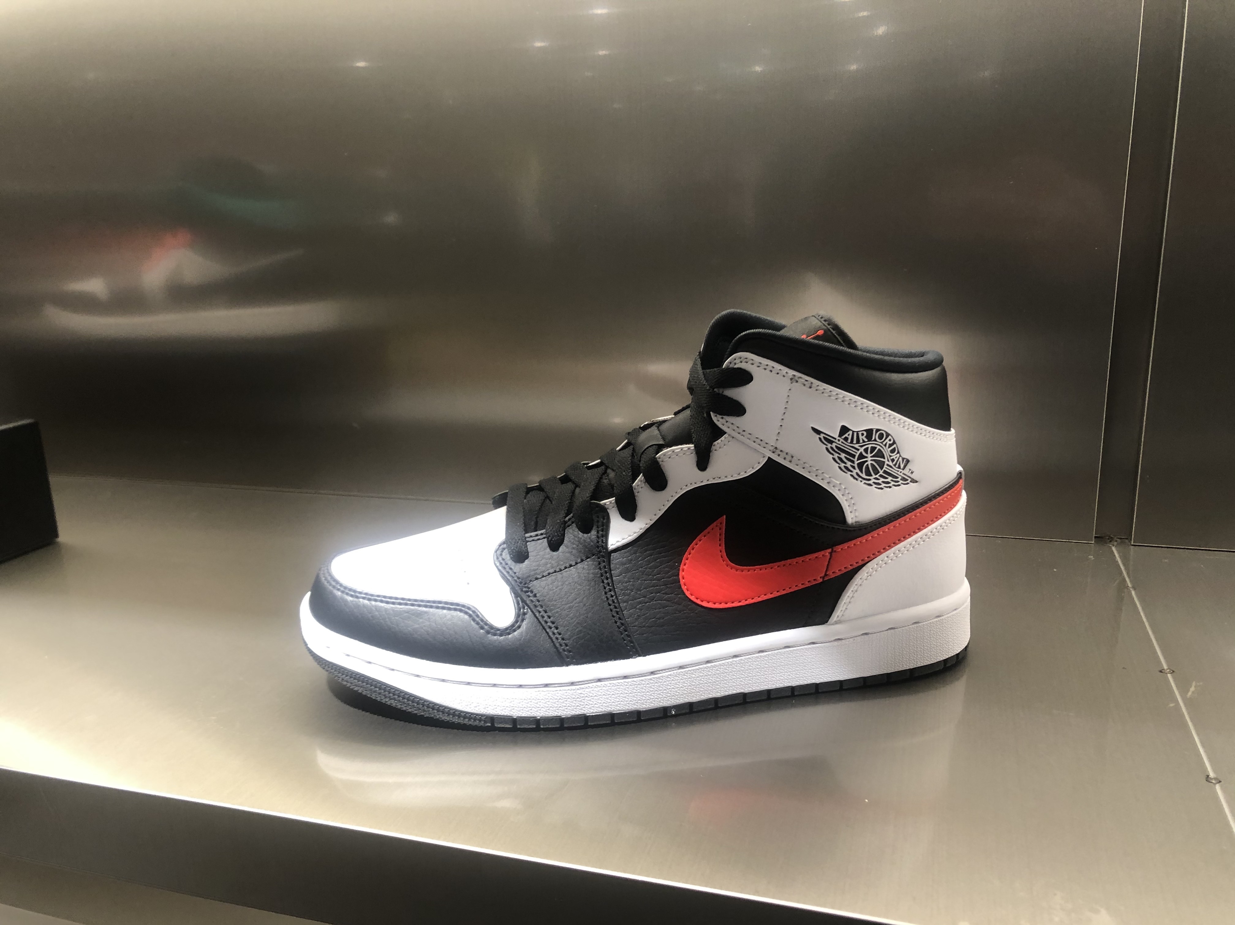 Jordan 1 Mid Black Chile Red 착용 스타일 - 1