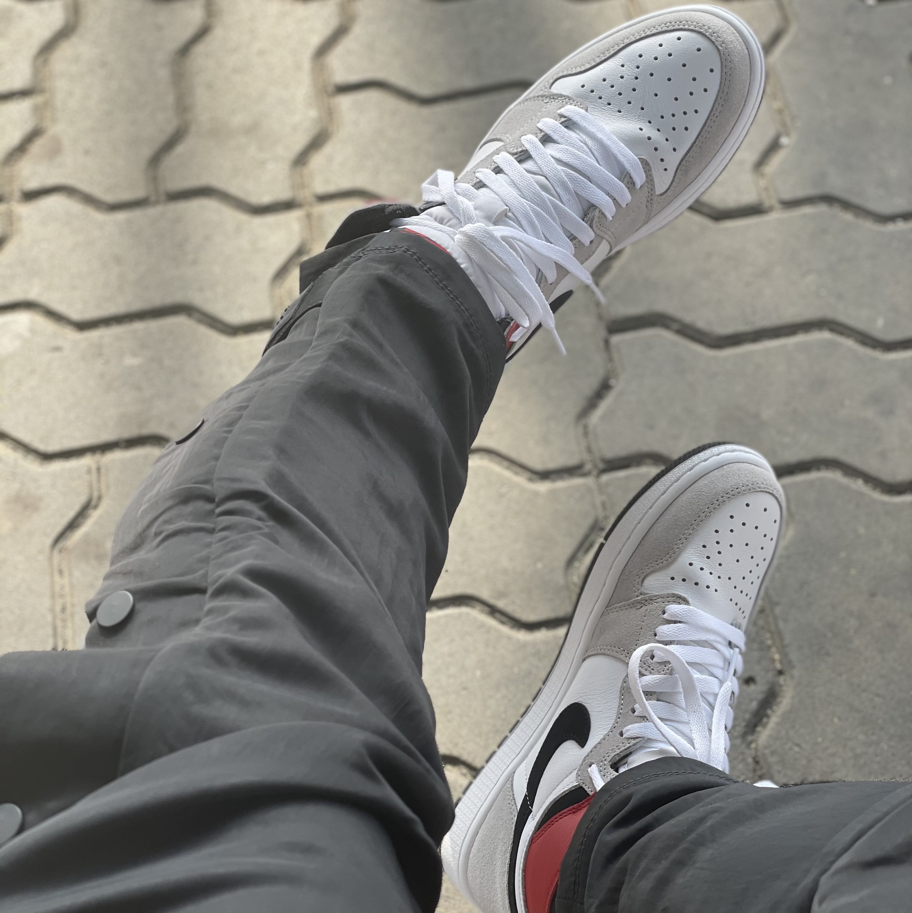 Jordan 1 Retro High OG Light Smoke Grey, Nike x Fear of God Warm Up Pants Off Noir 착용 스타일