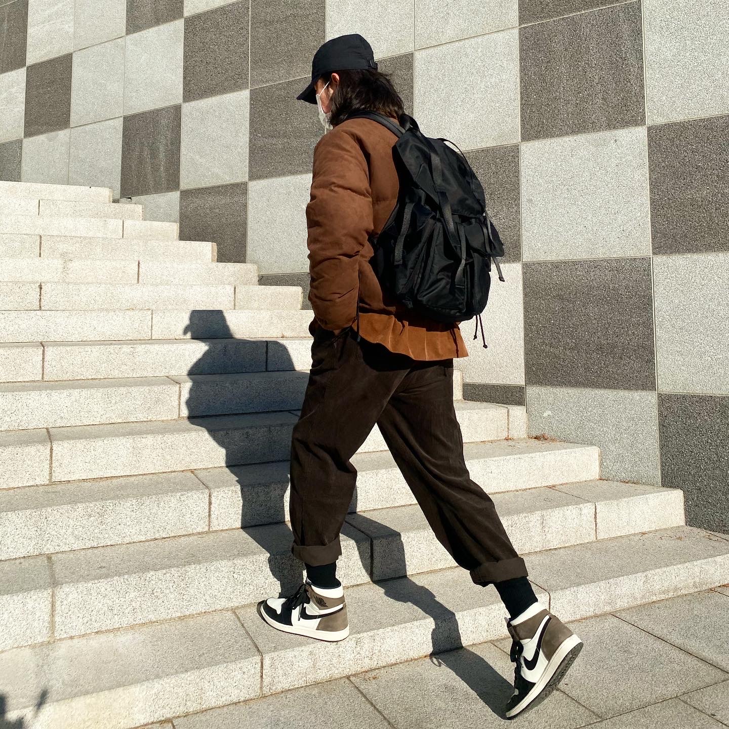 Jordan 1 Retro High OG Black Mocha 착용 스타일 - 1