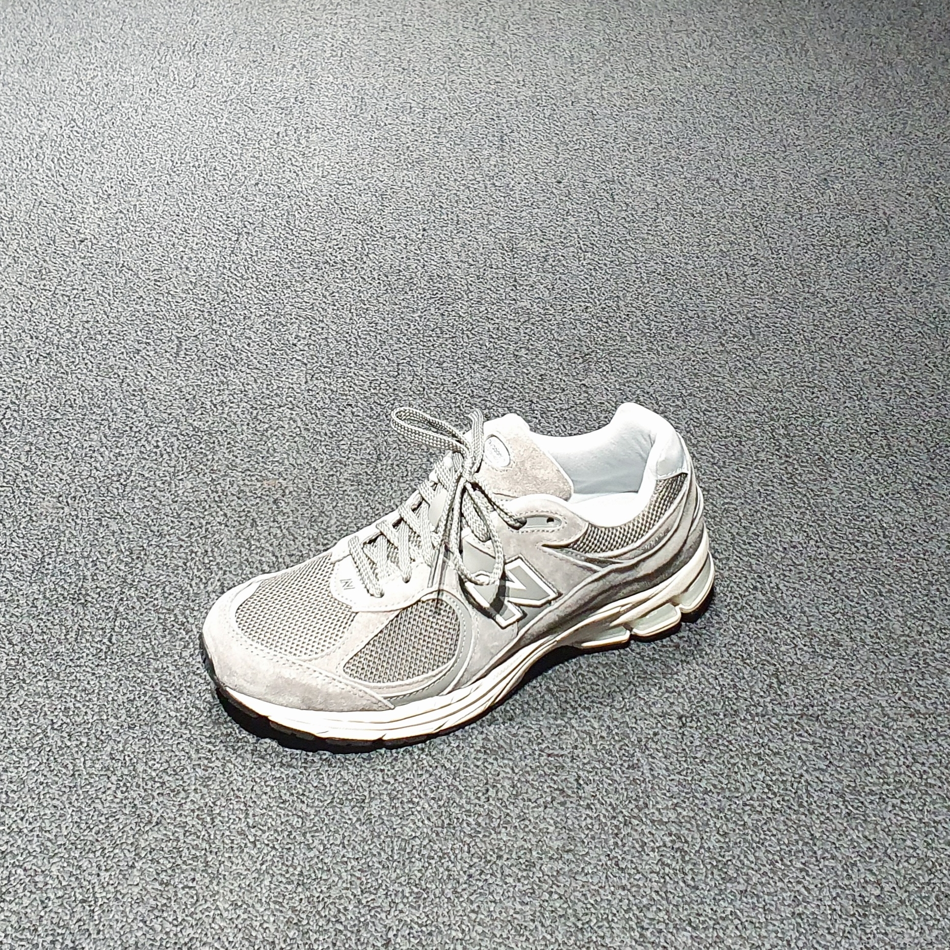 New Balance 2002R Grey 착용 스타일