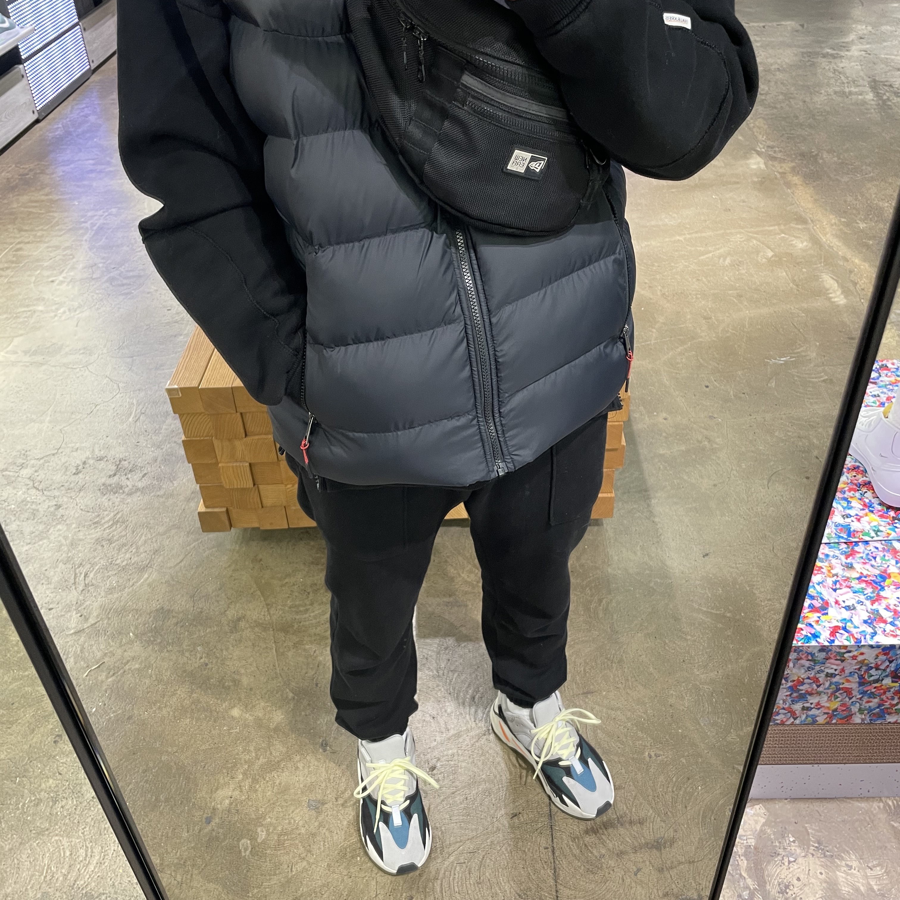 Adidas Yeezy Boost 700 Wave Runner Solid Grey 2017/2019, Jordan 1 Retro High OG Shadow 2018 착용 스타일 - 1