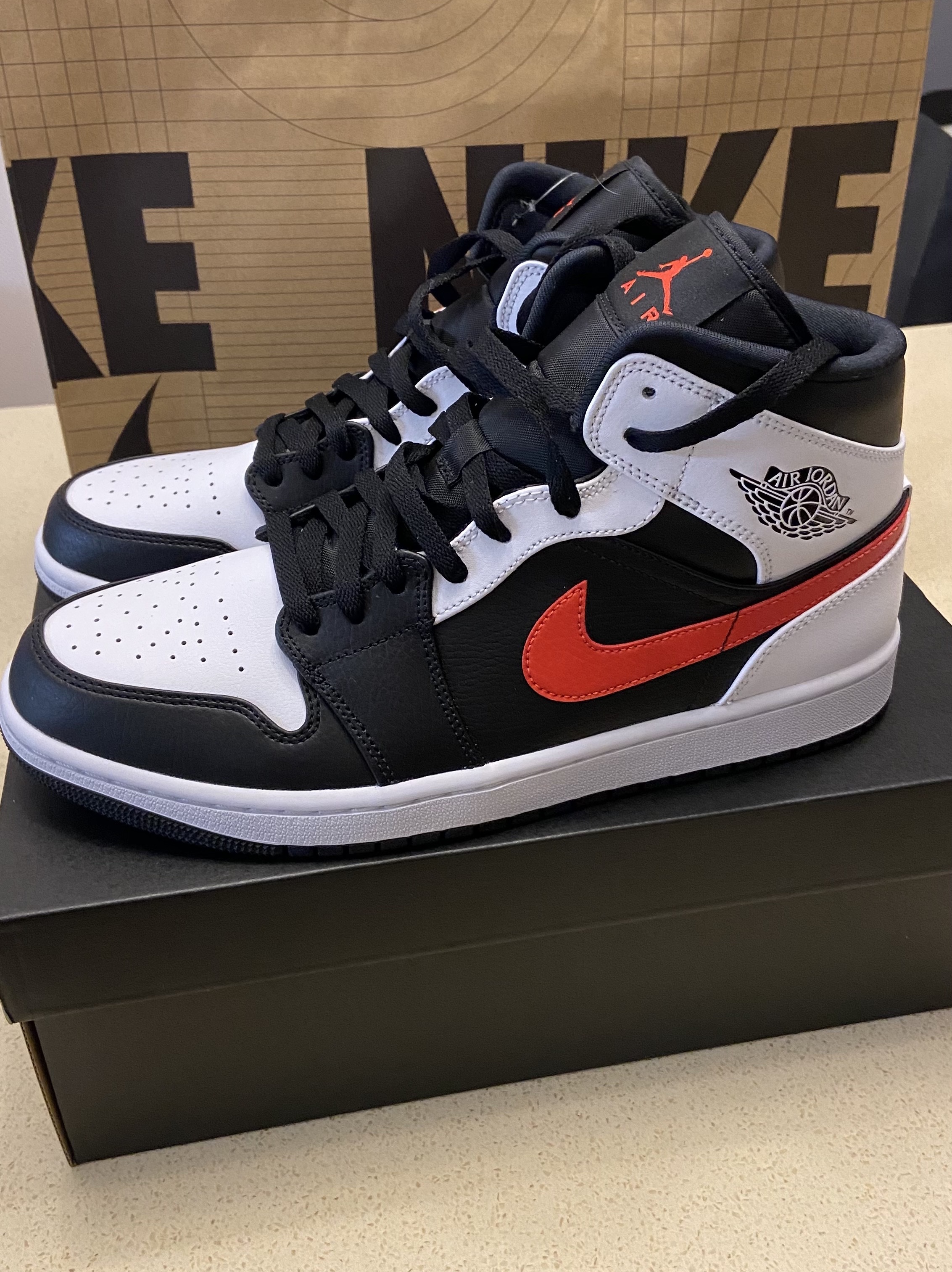 Jordan 1 Mid Black Chile Red 착용 스타일 - 1