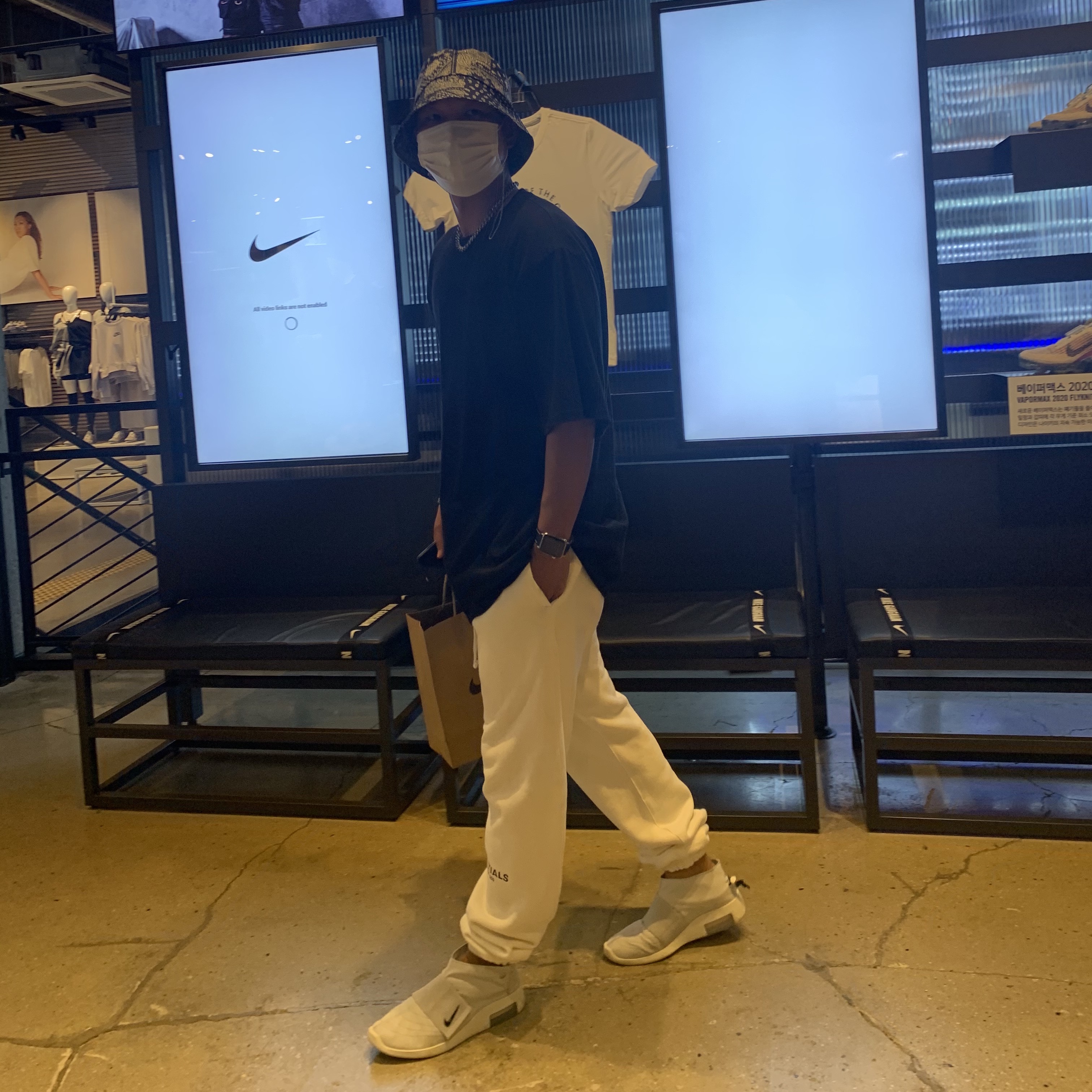 Nike x Fear of God Air Fear of God Moccasin Pure Platinum, Essentials Sweatpants White - 20SS 착용 스타일