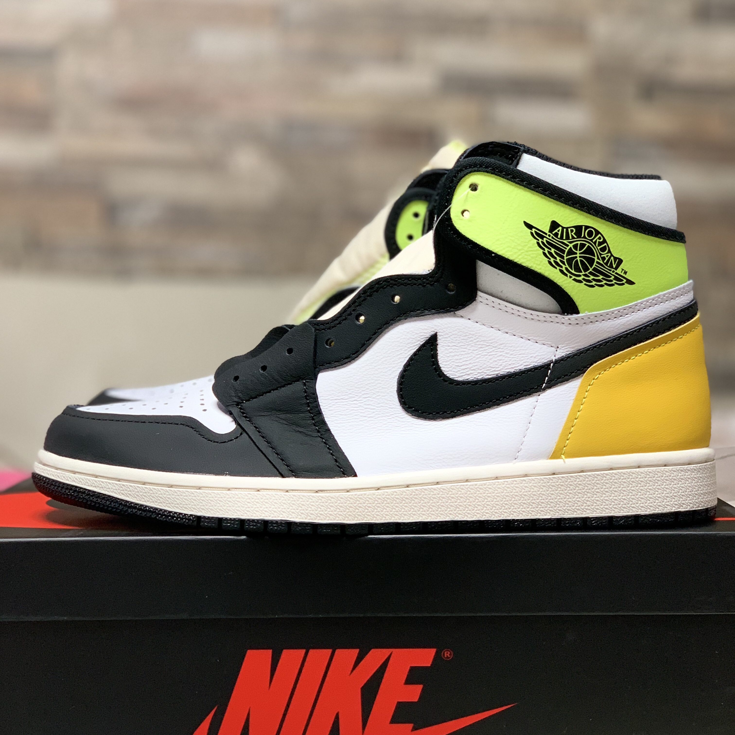 Jordan 1 Retro High OG Volt Gold 착용 스타일