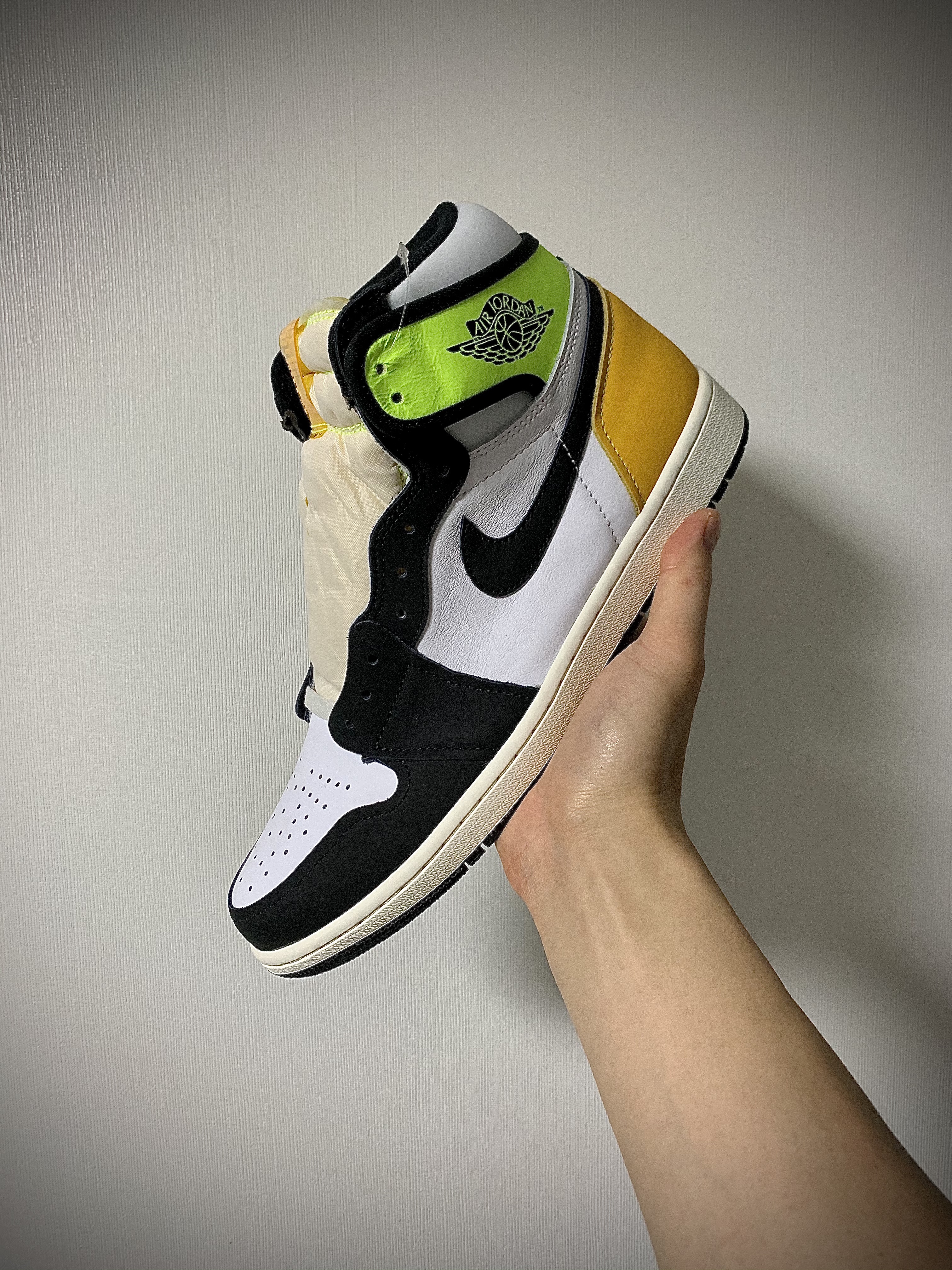 Jordan 1 Retro High OG Volt Gold 착용 스타일