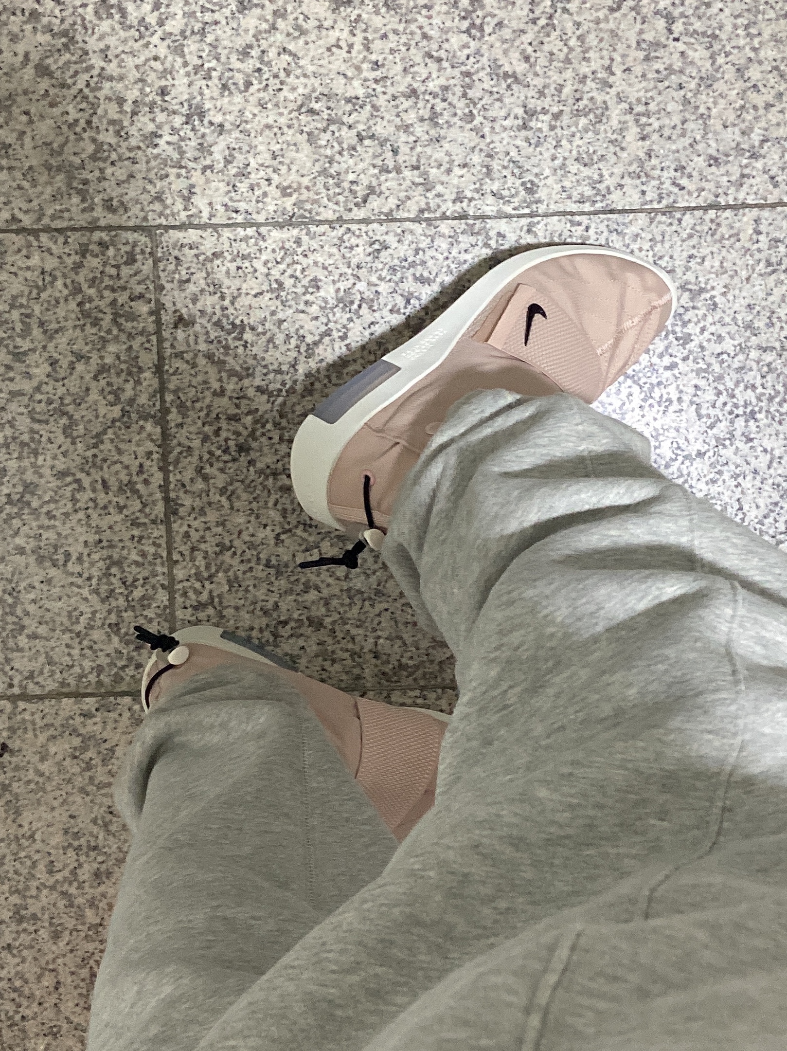 Nike x Fear of God Air Fear of God Moccasin Particle Beige 착용 스타일 - 1