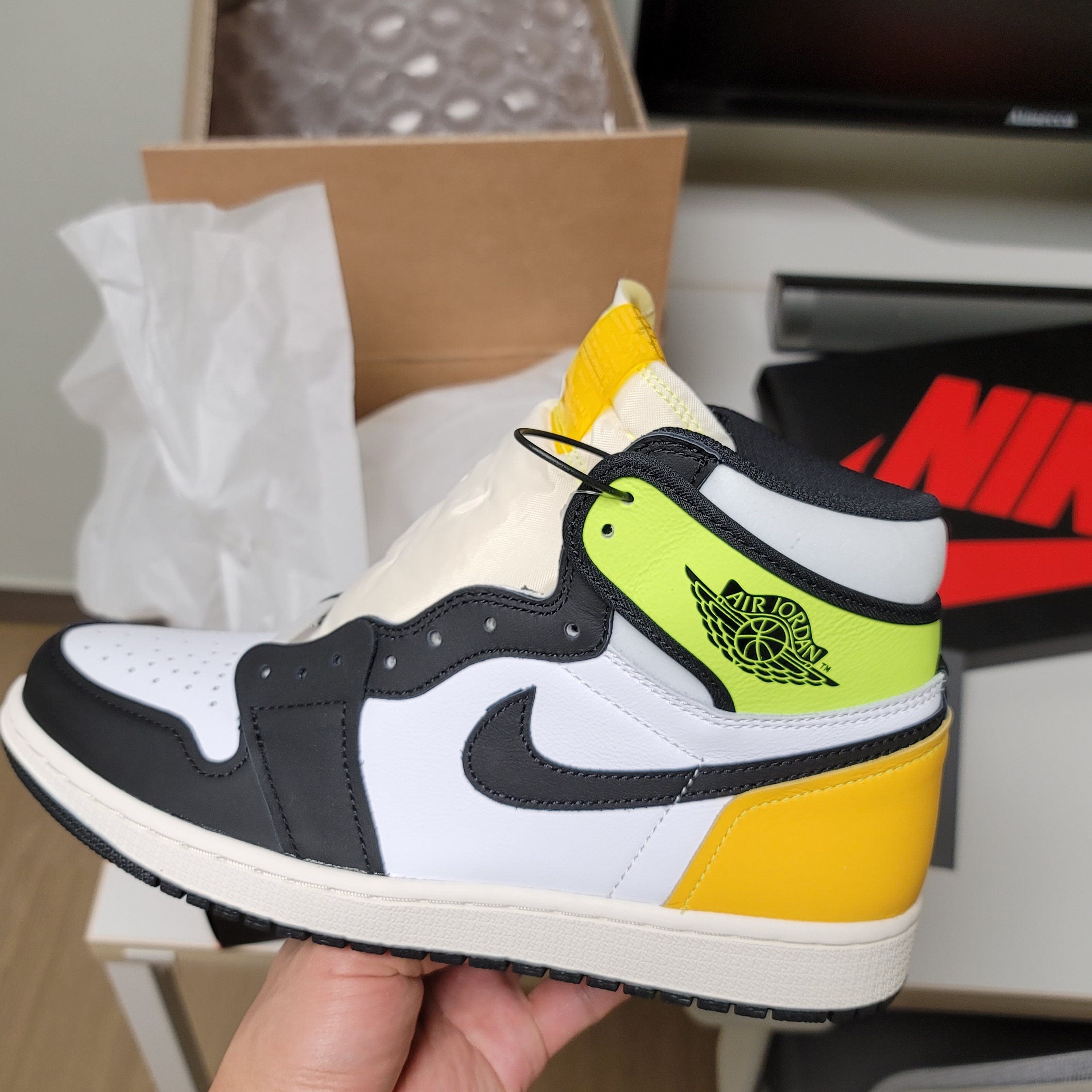 Jordan 1 Retro High OG Volt Gold 착용 스타일 - 1