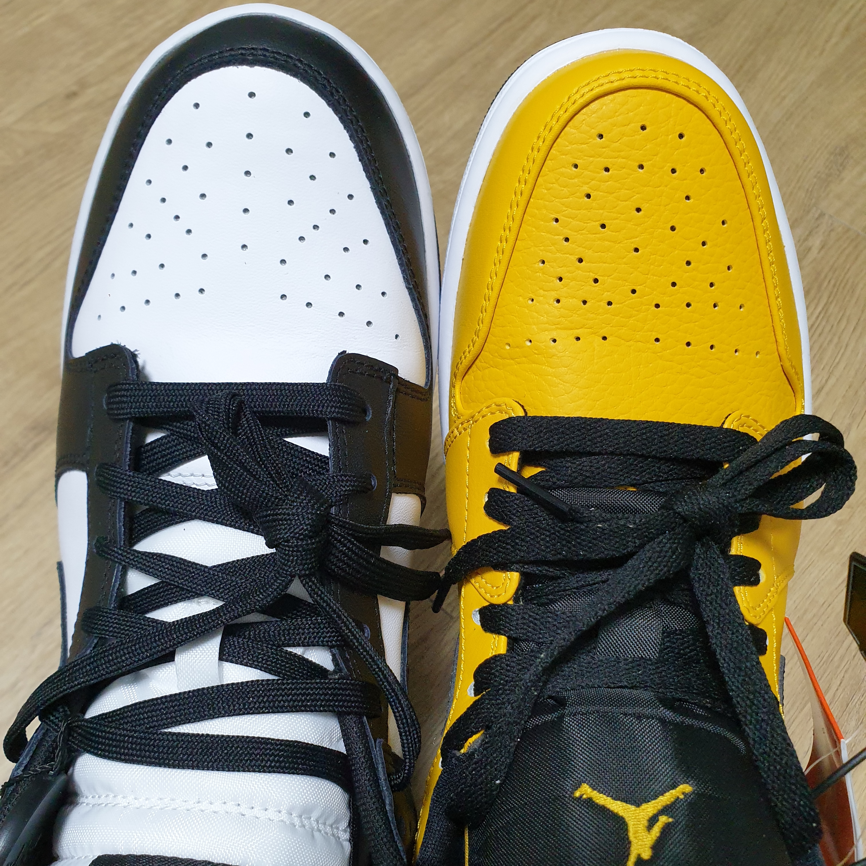 Nike Dunk Low Retro Black, Jordan 1 Low University Gold Black 착용 스타일