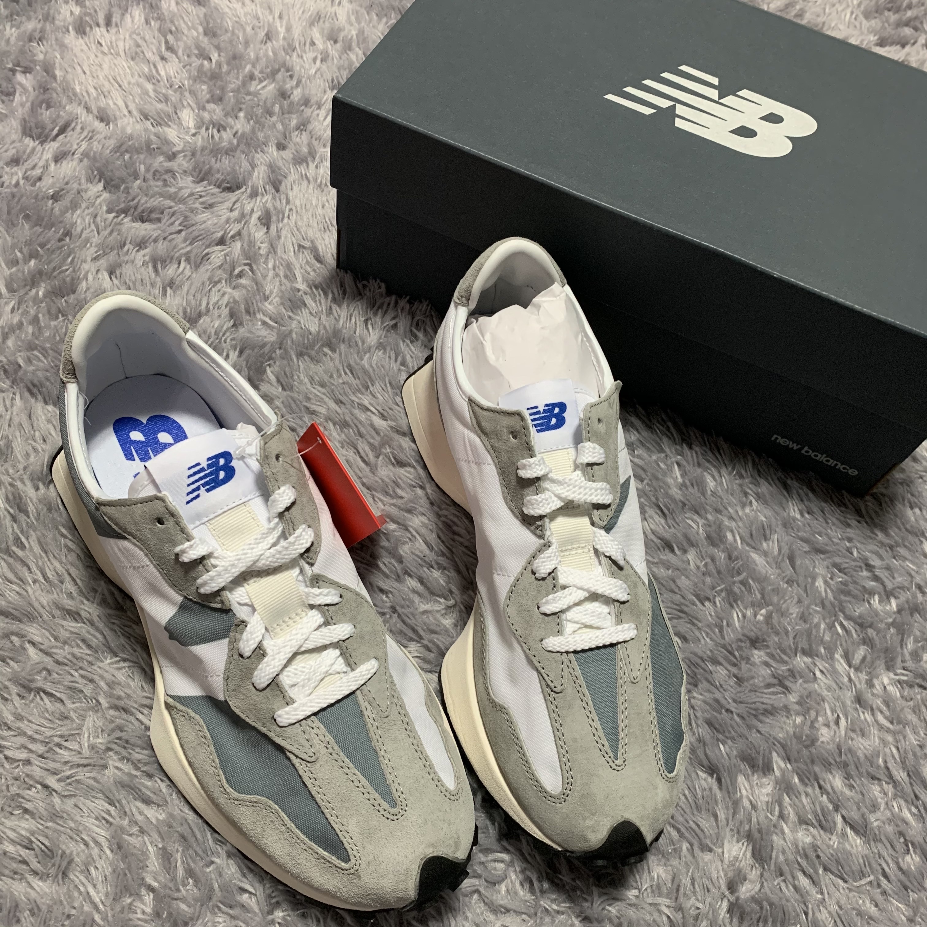 New Balance 327 Grey 착용 스타일
