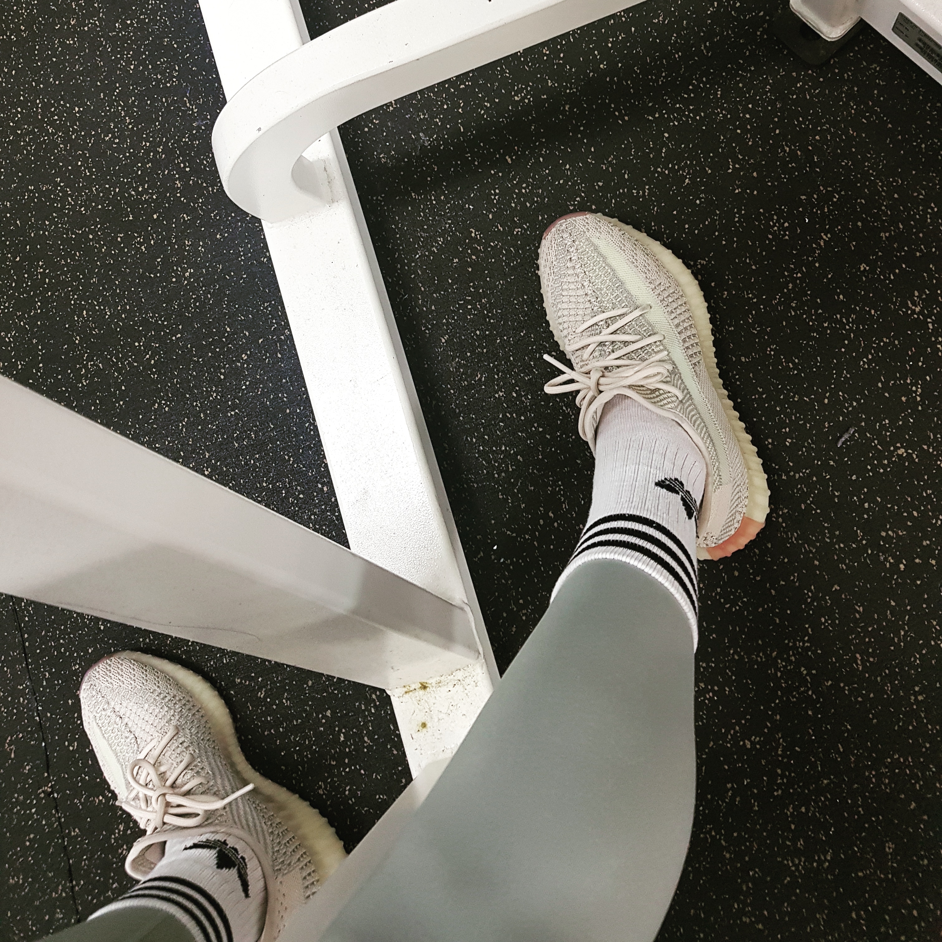 Adidas Yeezy Boost 350 V2 Citrin - Non-Reflective 착용 스타일