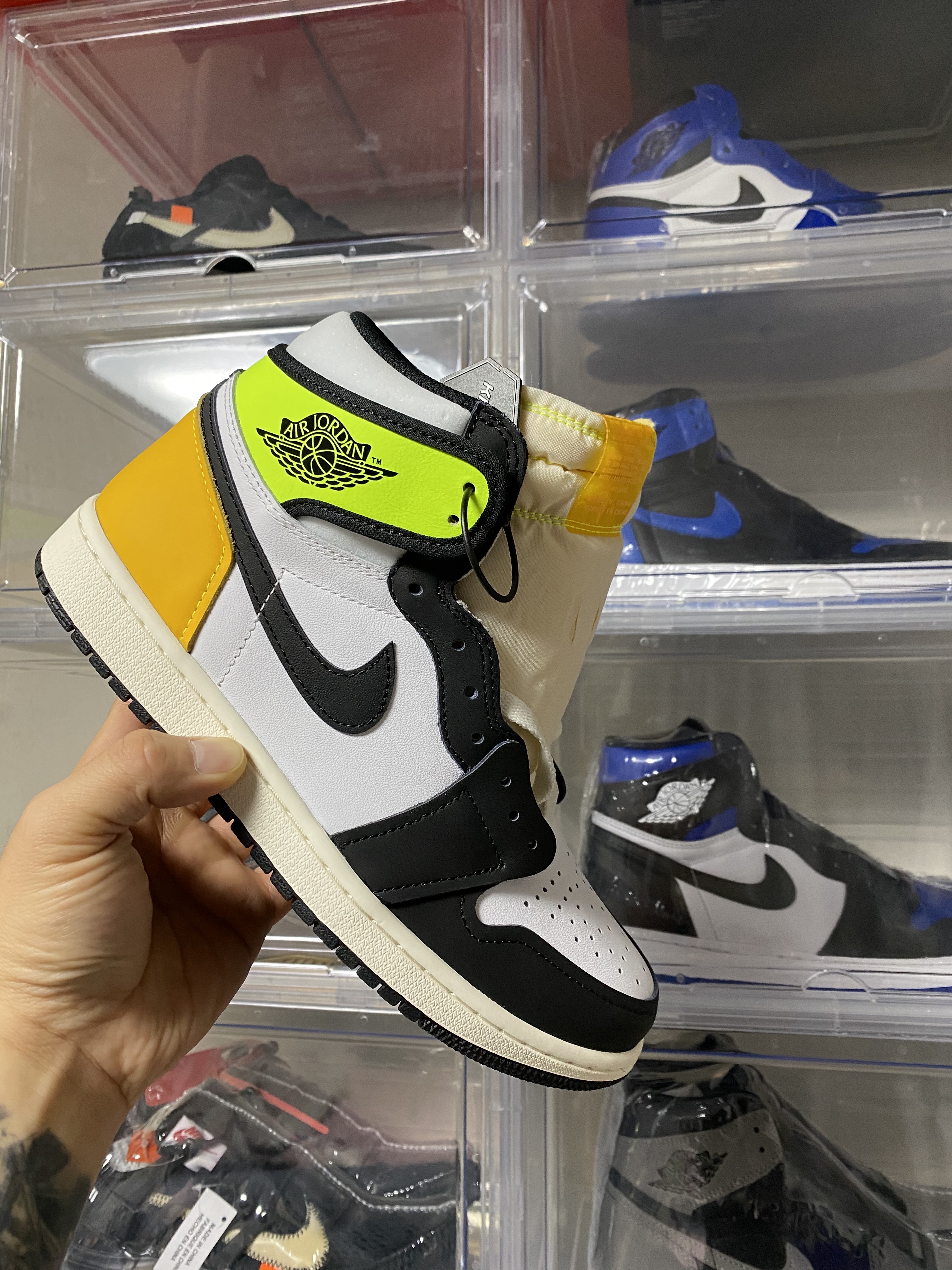 Jordan 1 Retro High OG Volt Gold 착용 스타일