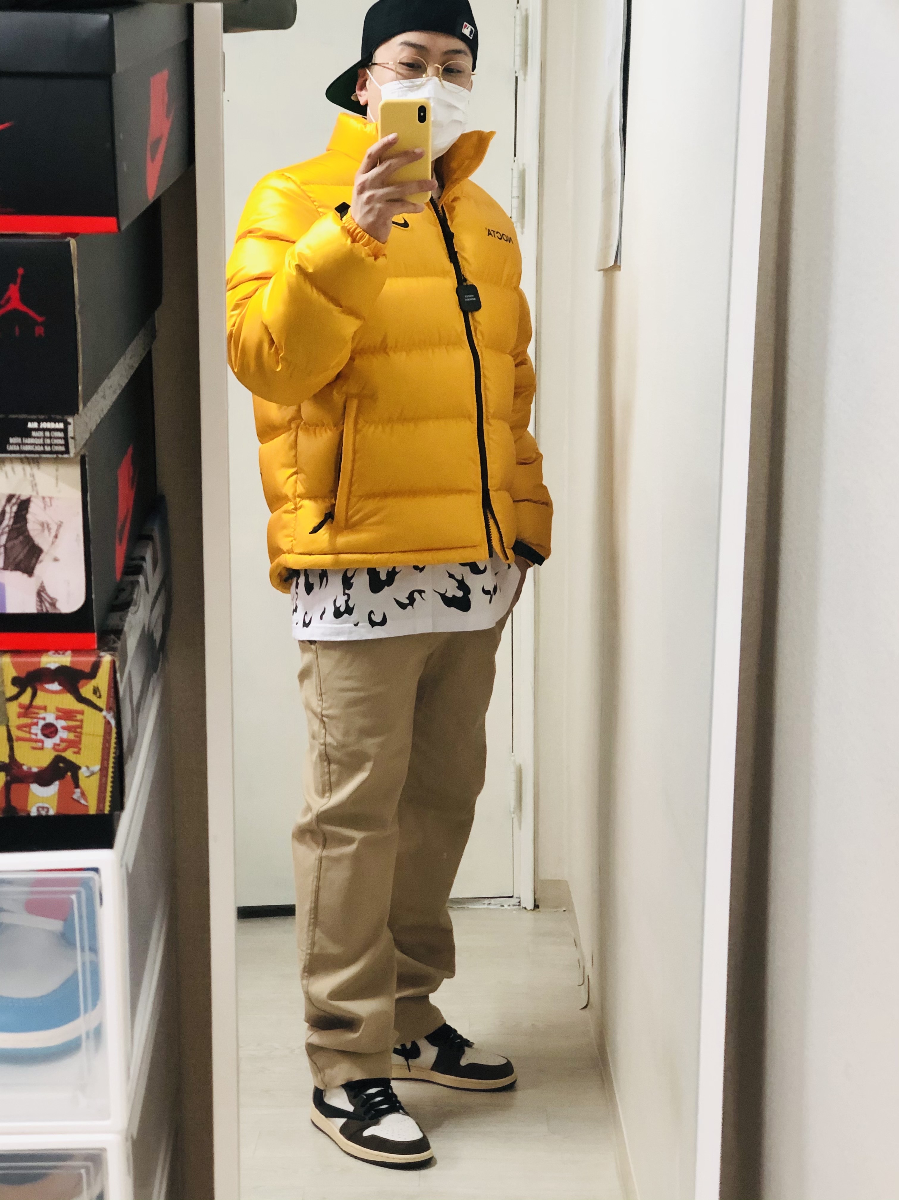 Nike x Drake Nocta Puffer Jacket University Gold - US/EU, Jordan 1 x Travis Scott Retro High OG SP Mocha 착용 스타일 - 1