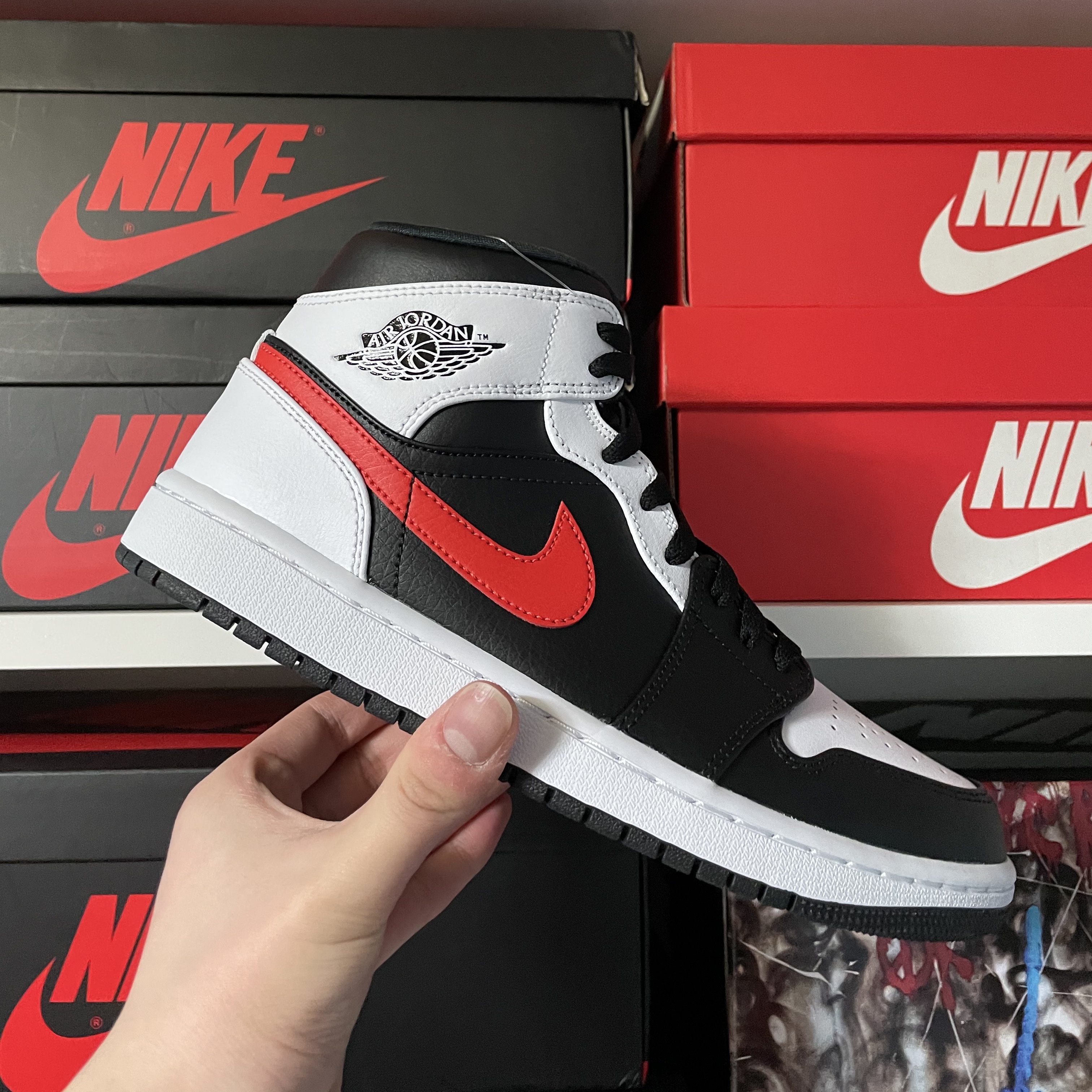Jordan 1 Mid Black Chile Red 착용 스타일 - 1