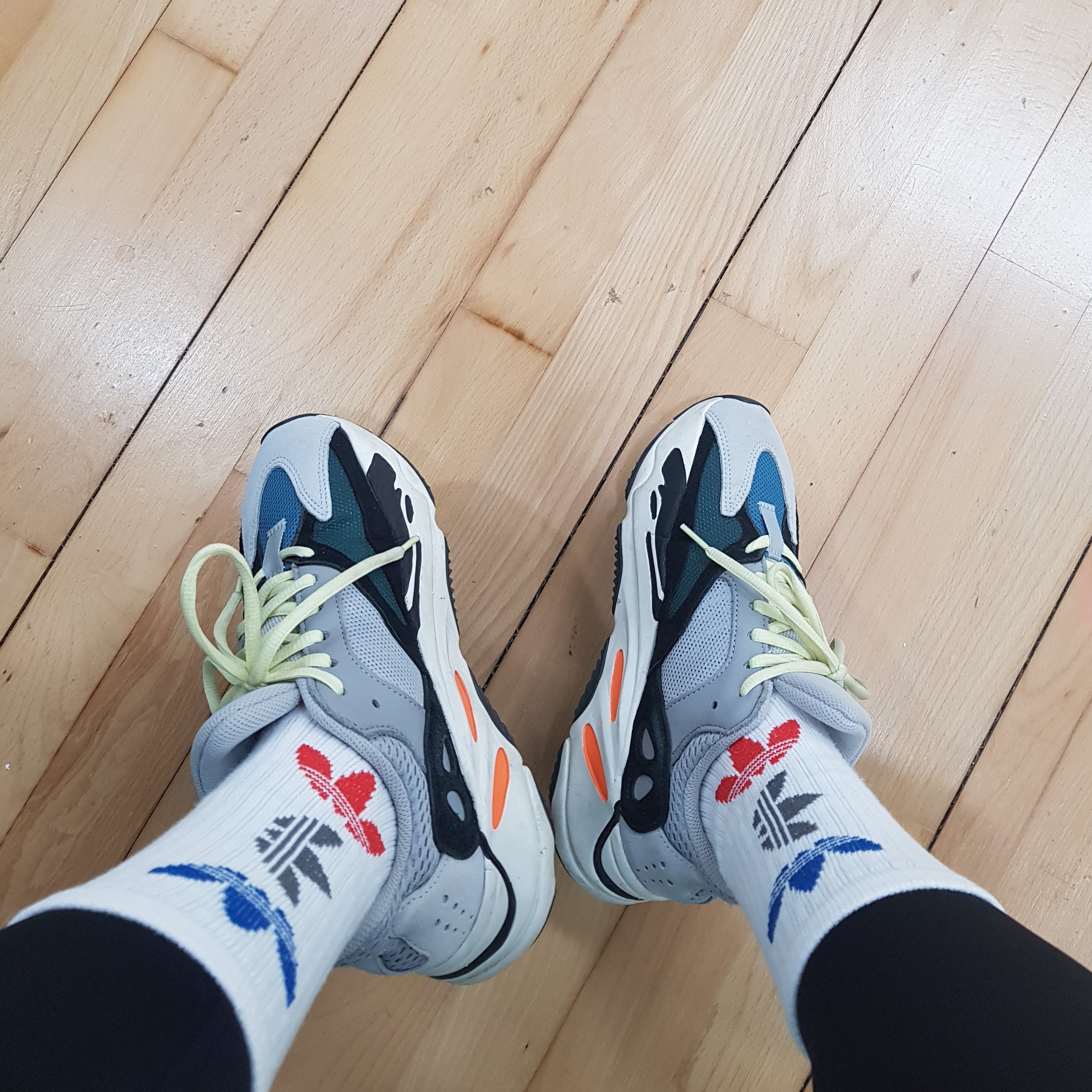 Adidas Yeezy Boost 700 Wave Runner Solid Grey 2017/2019 착용 스타일